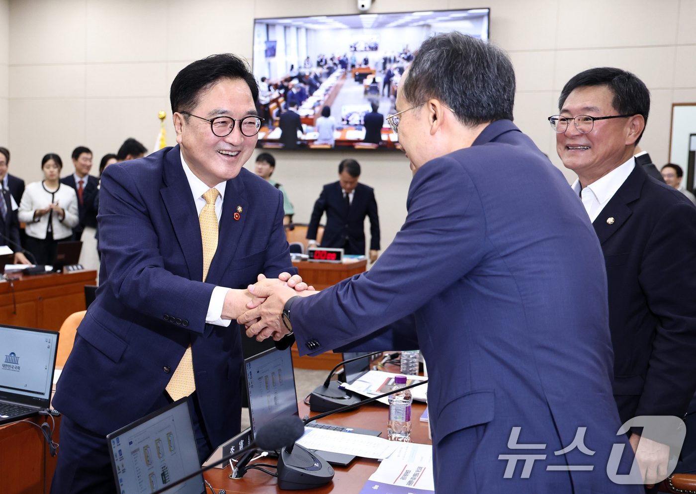 (서울=뉴스1) 구윤성 기자 = 우원식 국회의장이 14일 오전 서울 여의도 국회에서 열린 국회 정무위원회 국정감사장을 찾아 추경호 국민의힘 의원과 인사하고 있다. 2025.10.1 …