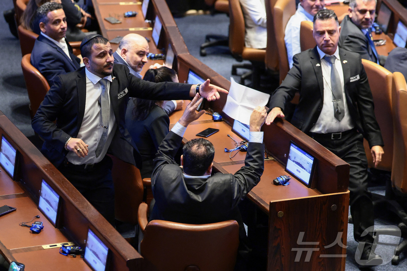 (예루살렘 로이터=뉴스1) 김지완 기자 = 13일(현지시간) 이스라엘 의회(크네세트)에서 도널드 트럼프 미국 대통령이 연설하던 중 한 의원이 "팔레스타인을 (국가로) 인정하라"고 …