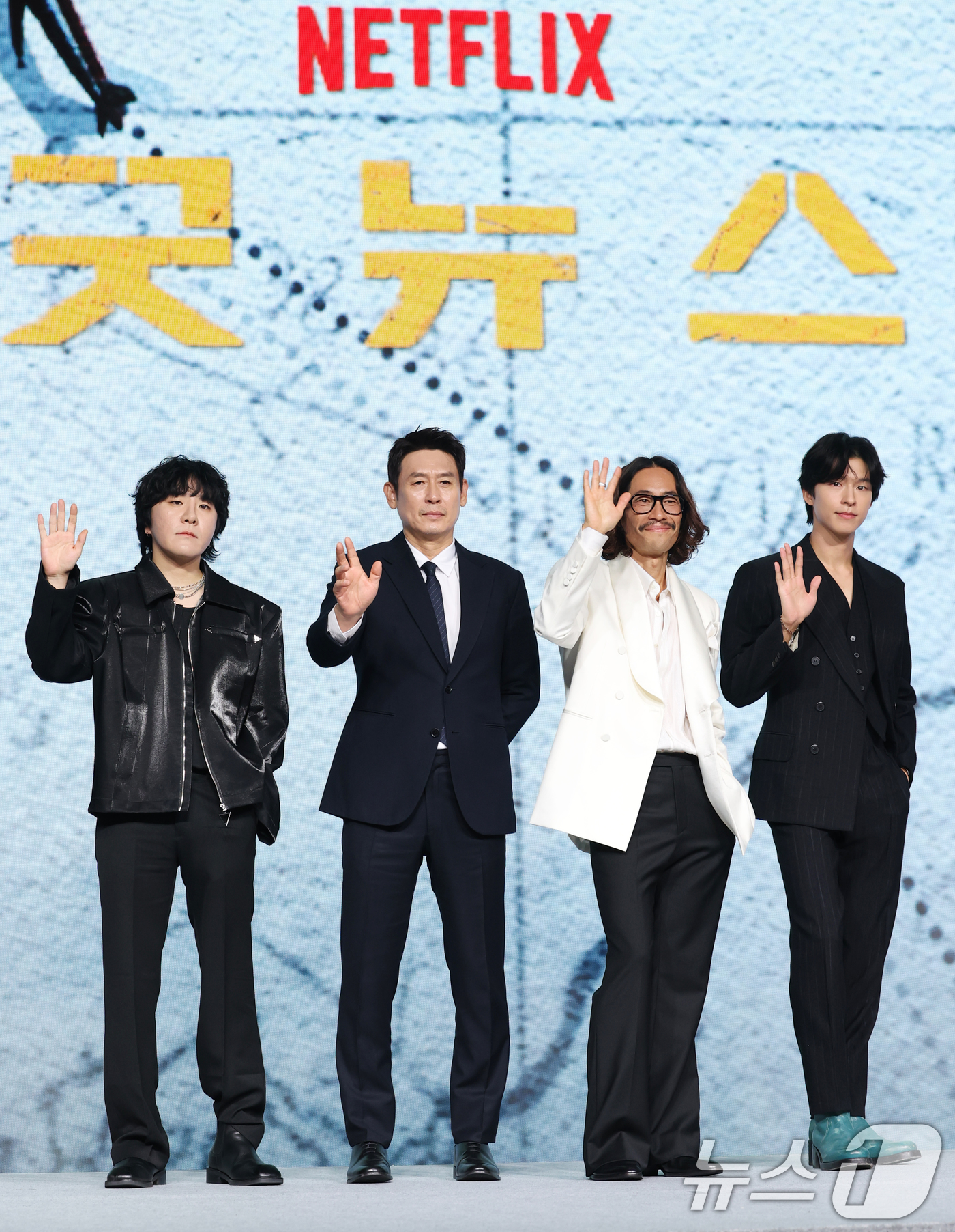 (서울=뉴스1) 권현진 기자 = 변성현 감독(왼쪽부터)과 배우 설경구, 류승범, 홍경이 14일 JW 메리어트 동대문 스퀘어 서울에서 열린 넷플릭스 영화 ’굿뉴스’의 제작발표회에 참 …