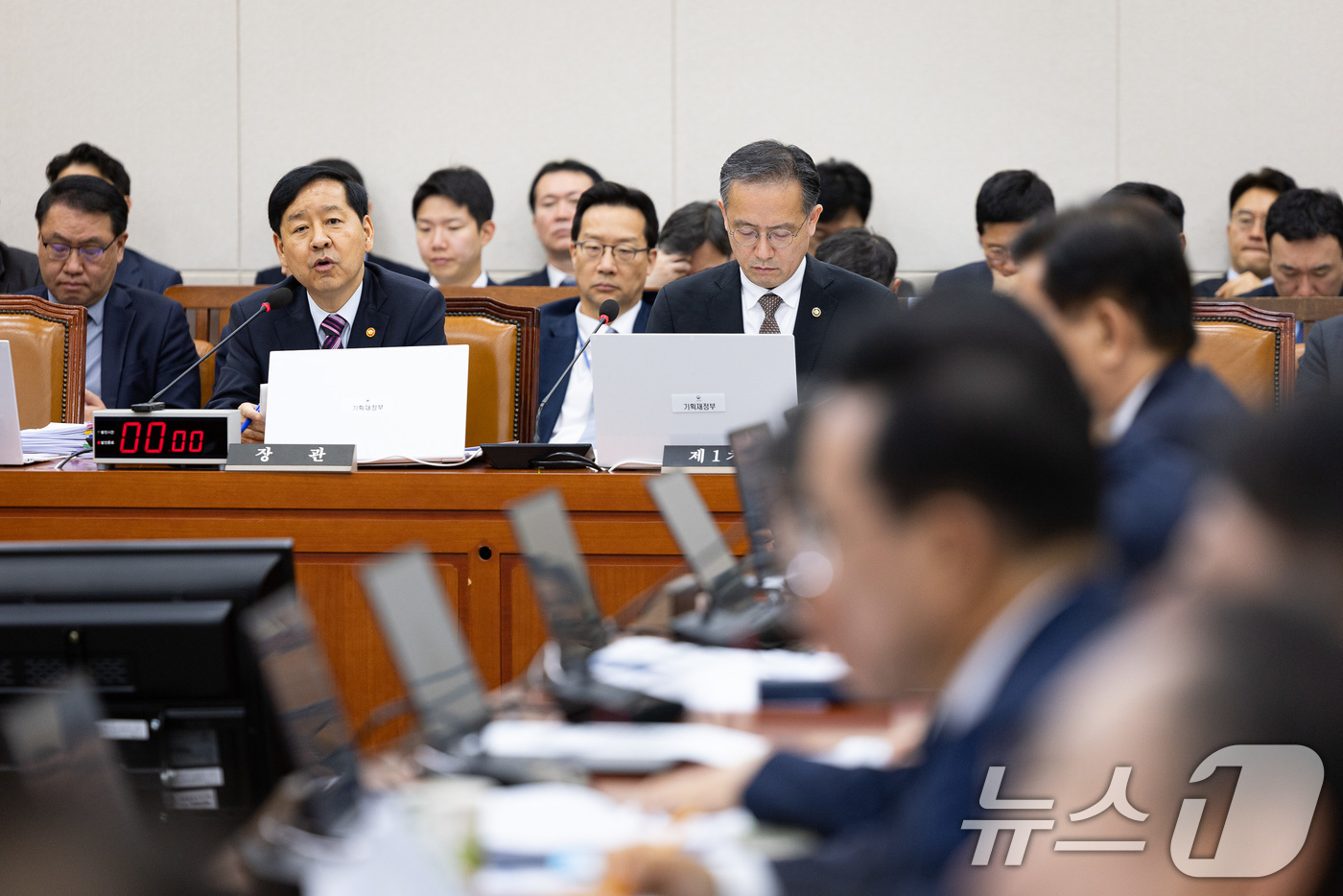 (서울=뉴스1) 유승관 기자 = 구윤철 부총리 겸 기획재정부 장관이 14일 서울 여의도 국회에서 열린 기획재정위원회의 기획재정부(조세정책)에 대한 국정감사에서 의원 질의에 답하고 …