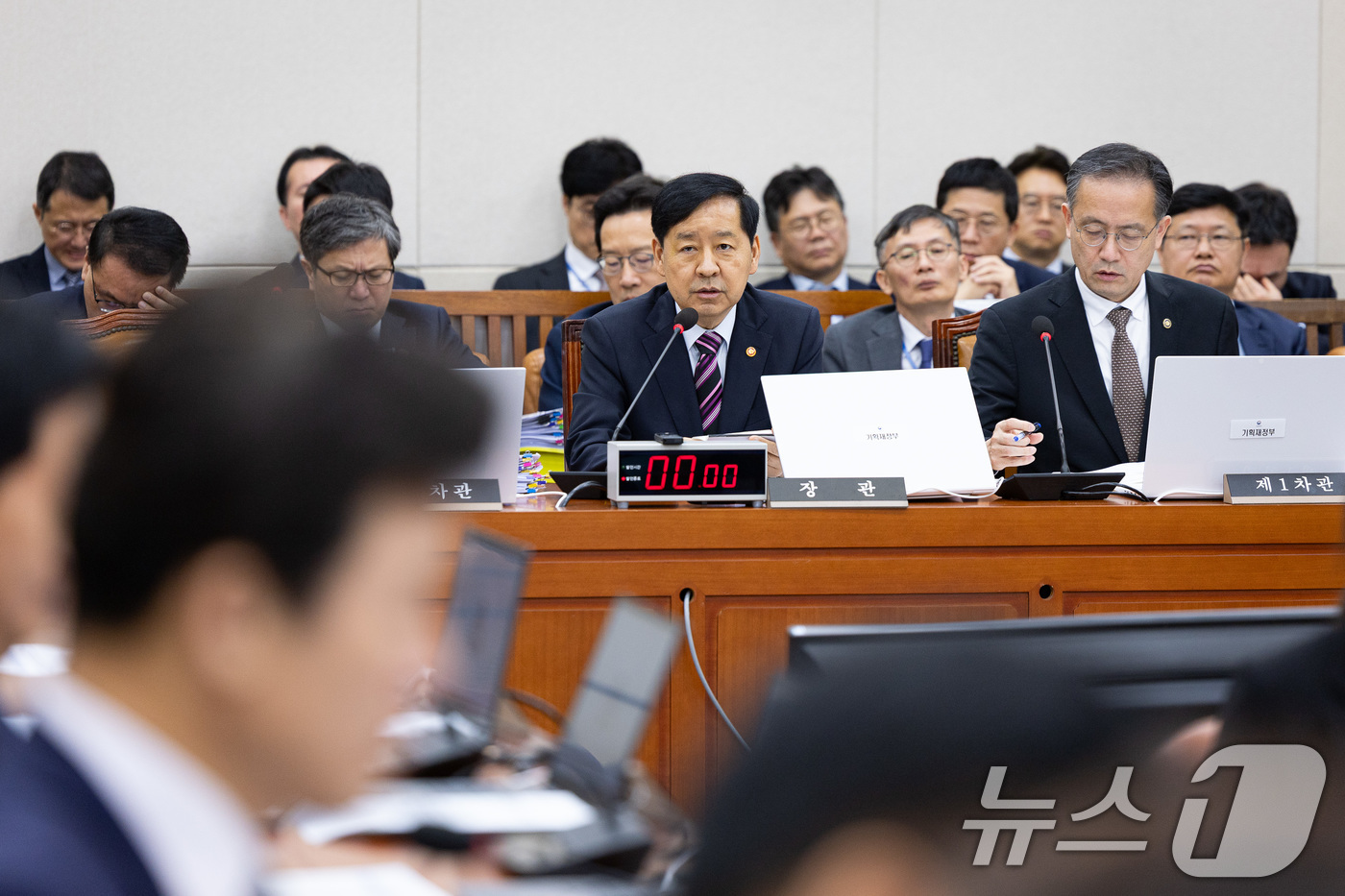 (서울=뉴스1) 유승관 기자 = 구윤철 부총리 겸 기획재정부 장관이 14일 서울 여의도 국회에서 열린 기획재정위원회의 기획재정부(조세정책)에 대한 국정감사에서 의원 질의에 답하고 …