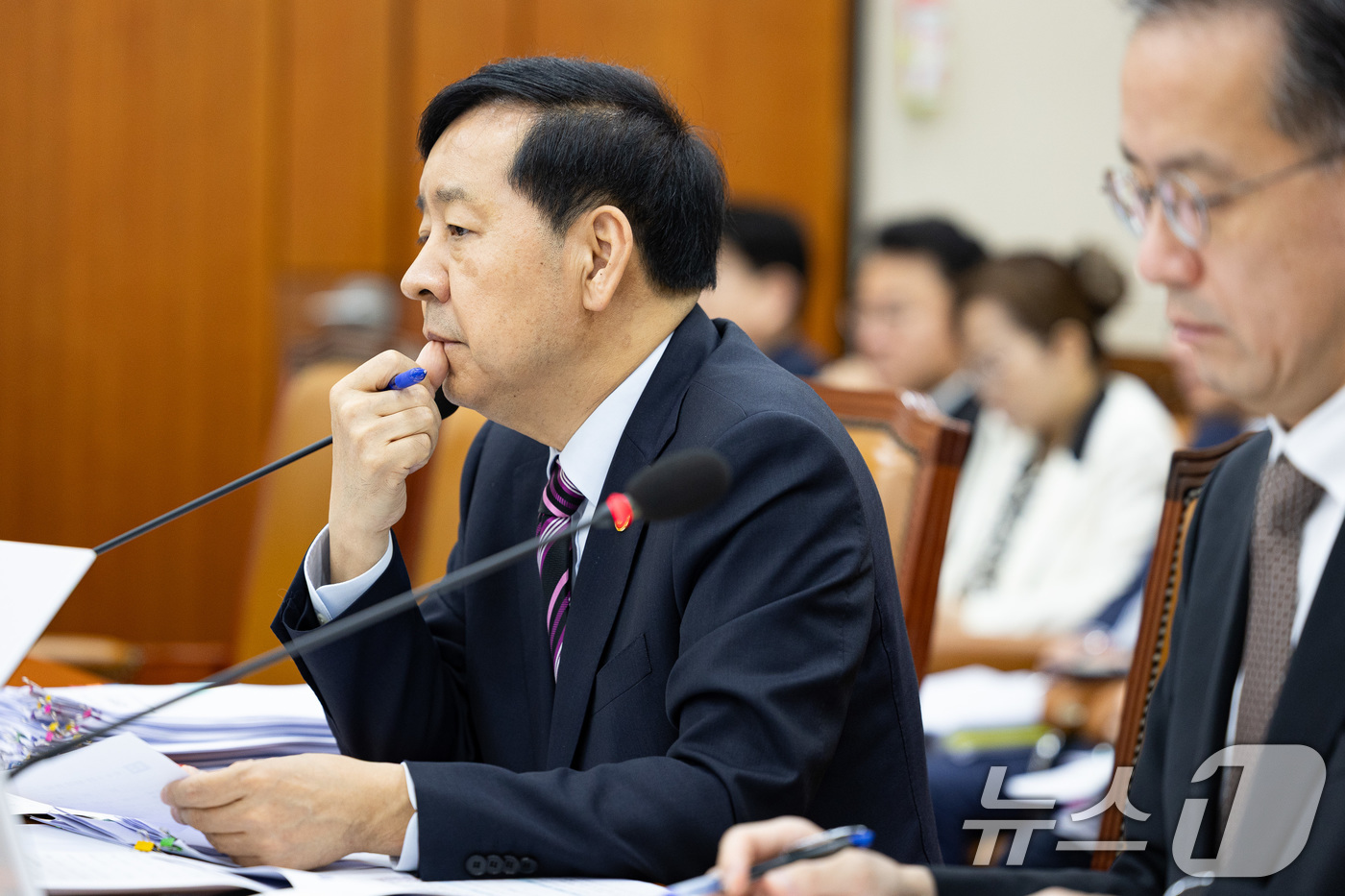 (서울=뉴스1) 유승관 기자 = 구윤철 부총리 겸 기획재정부 장관이 14일 서울 여의도 국회에서 열린 기획재정위원회의 기획재정부(조세정책)에 대한 국정감사에서 의원 질의 중 자료를 …