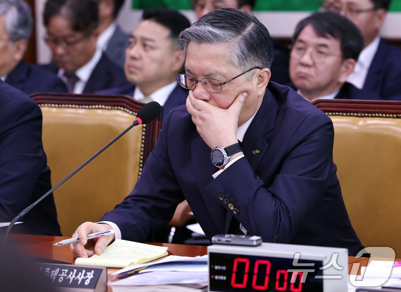 본문 이미지 - 이한준 한국토지주택공사&#40;LH&#41; 사장이 14일 오전 서울 여의도 국회에서 열린 국회 국토교통위원회 국정감사에 출석해 생각에 잠겨 있다. 2025.10.14/뉴스1 ⓒ News1 구윤성 기자