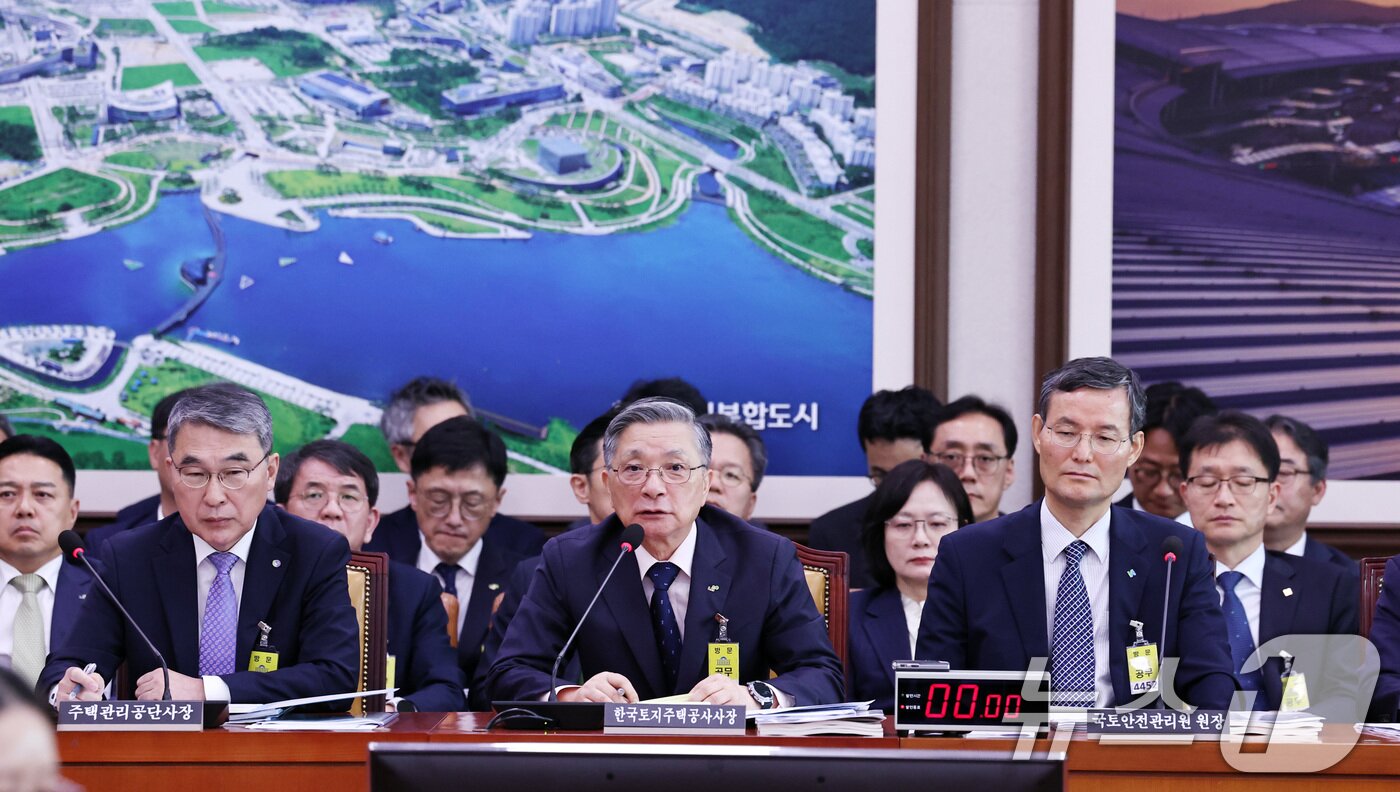 본문 이미지 - 이한준 한국토지주택공사&#40;LH&#41; 사장이 14일 오전 서울 여의도 국회에서 열린 국회 국토교통위원회 국정감사에 출석해 질의에 답하고 있다. 2025.10.14/뉴스1 ⓒ News1 구윤성 기자
