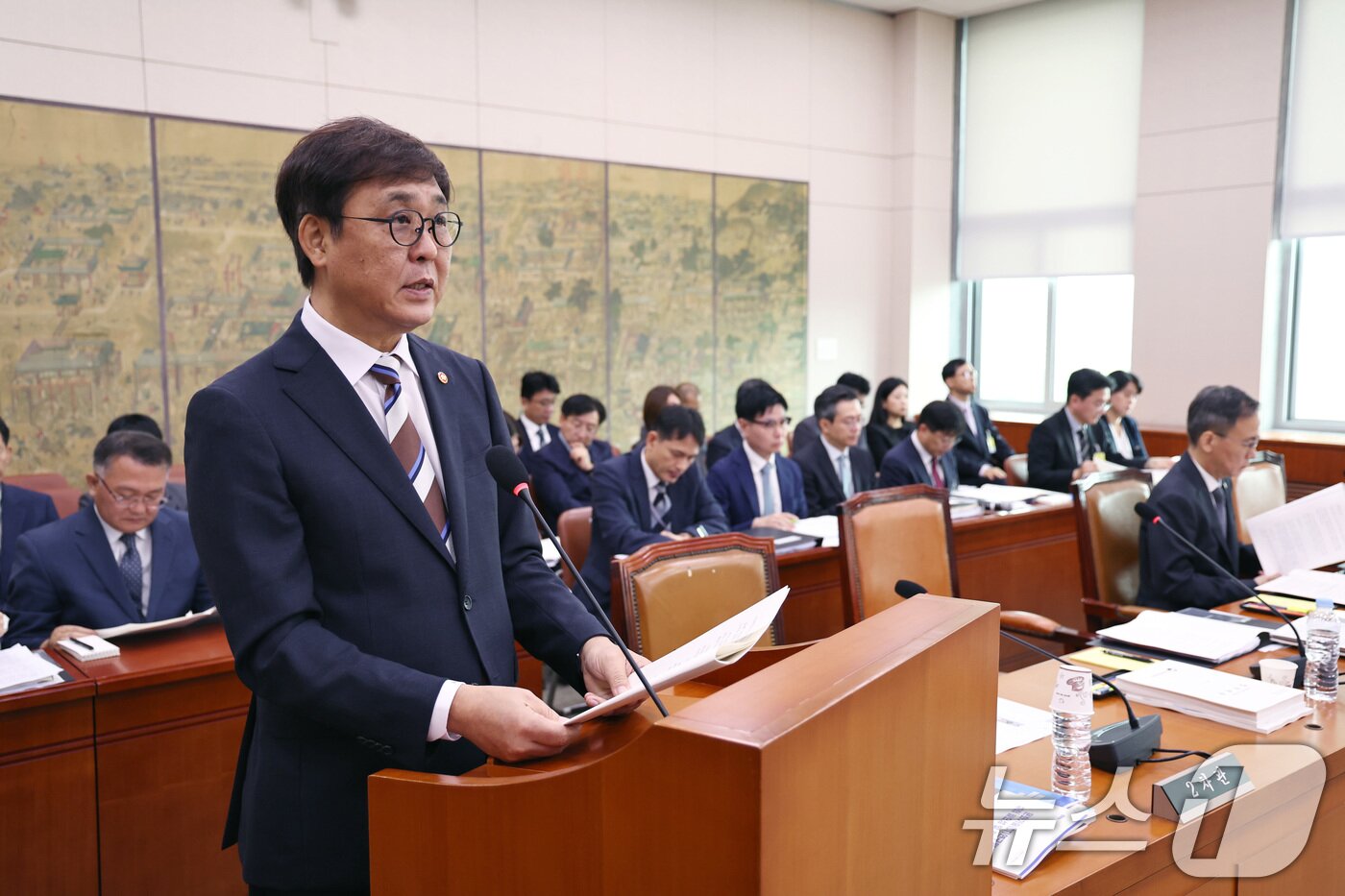 본문 이미지 - 최휘영 문화체육관광부 장관이 14일 오전 서울 여의도 국회에서 열린 국회 문화체육관광위원회 국정감사에 출석해 업무보고를 하고 있다. 2025.10.14/뉴스1 ⓒ News1 구윤성 기자