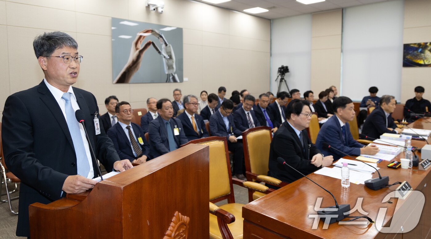 본문 이미지 - 반상권 방송미디어통신위원회 위원장 직무대리 겸 대변인이 14일 서울 여의도 국회에서 열린 과학기술정보방송통신위원회 방송통신위원회 등에 대한 국정감사에 출석해 업무보고를 하고 있다. 2025.10.14/뉴스1 ⓒ News1 이승배 기자
