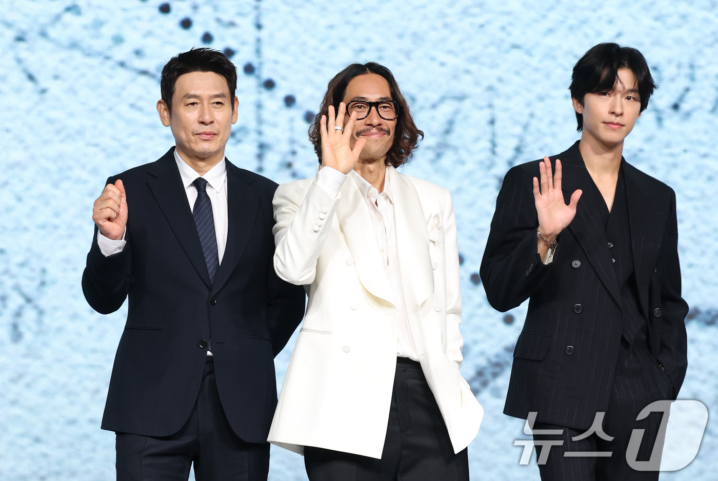 (서울=뉴스1) 권현진 기자 = 배우 설경구(왼쪽부터)와 류승범, 홍경이 14일 JW 메리어트 동대문 스퀘어 서울에서 열린 넷플릭스 영화 ’굿뉴스’의 제작발표회에 참석해 포즈를 취 …