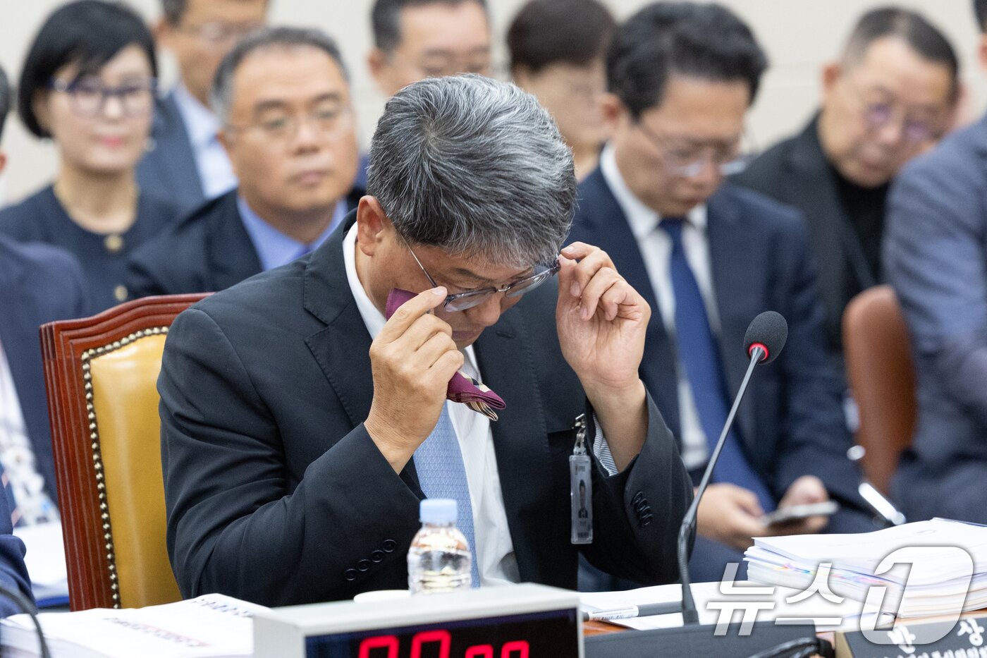 본문 이미지 - 반상권 방송미디어통신위원회 위원장 직무대리 겸 대변인이 14일 서울 여의도 국회에서 열린 과학기술정보방송통신위원회 방송통신위원회 등에 대한 국정감사에 출석해 안경을 고쳐쓰고 있다. 2025.10.14/뉴스1 ⓒ News1 이승배 기자