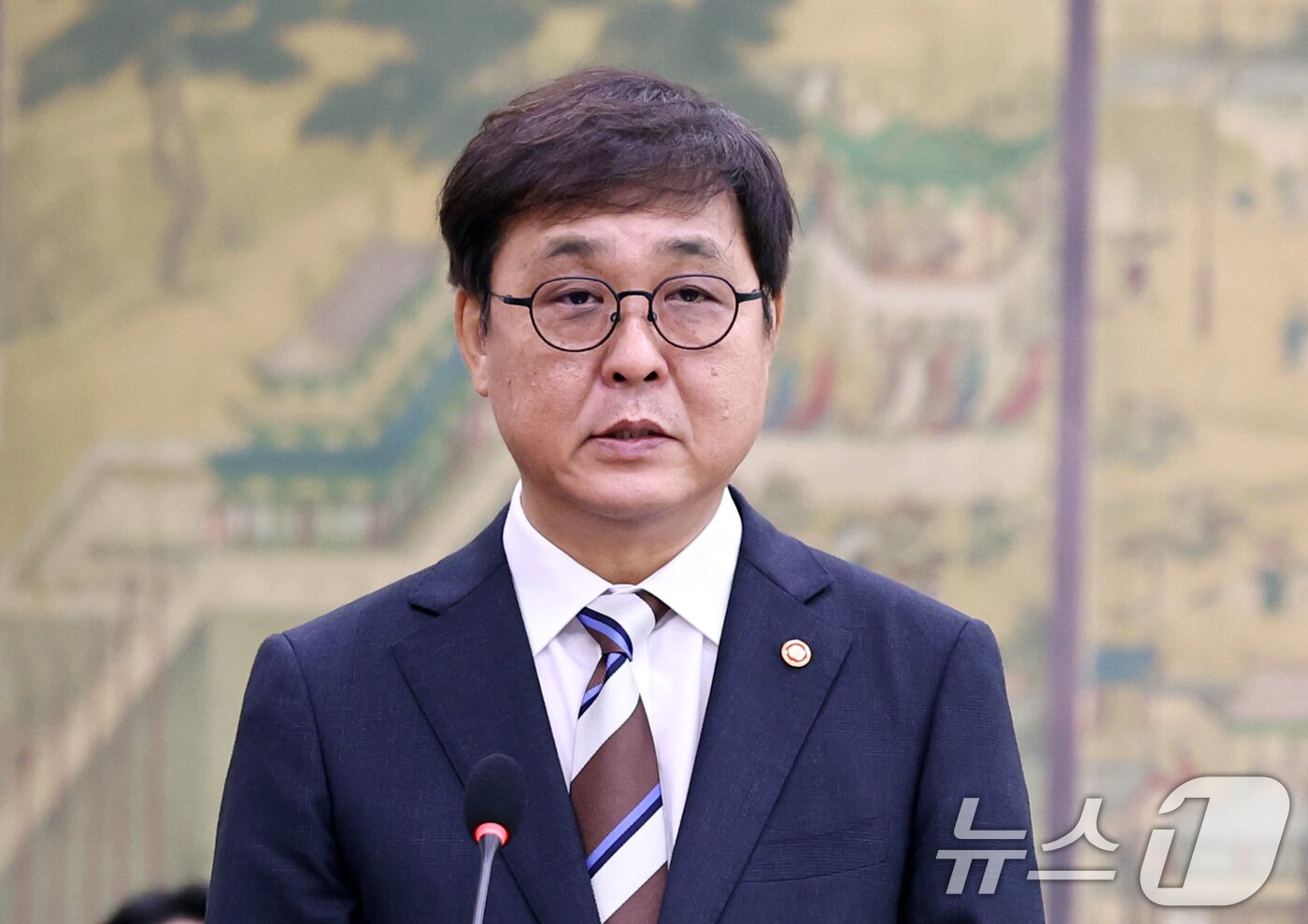 본문 이미지 - 최휘영 문화체육관광부 장관이 14일 오전 서울 여의도 국회에서 열린 국회 문화체육관광위원회 국정감사에 출석해 업무보고를 하고 있다. 2025.10.14/뉴스1 ⓒ News1 구윤성 기자