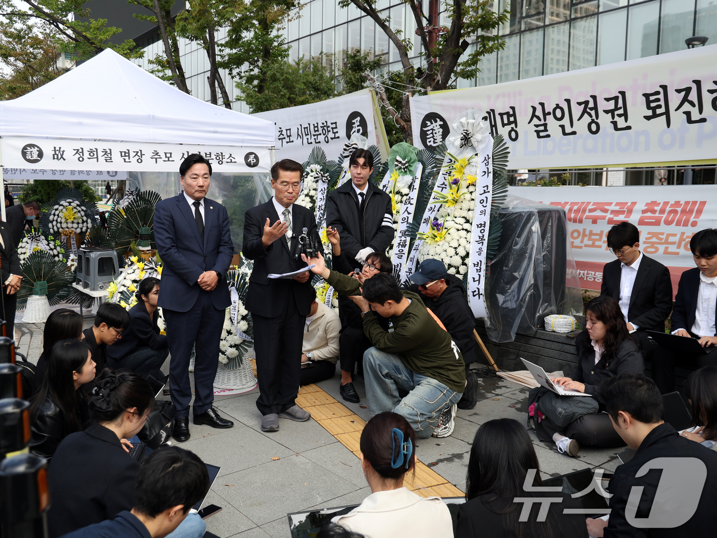 (서울=뉴스1) 황기선 기자 = 양평 공흥지구 개발 특혜 의혹으로 김건희 특검 수사를 받다가 숨진 경기 양평군 공무원 측 박경호 변호사가 14일 오전 서울 종로구 김건희 특검 사무 …