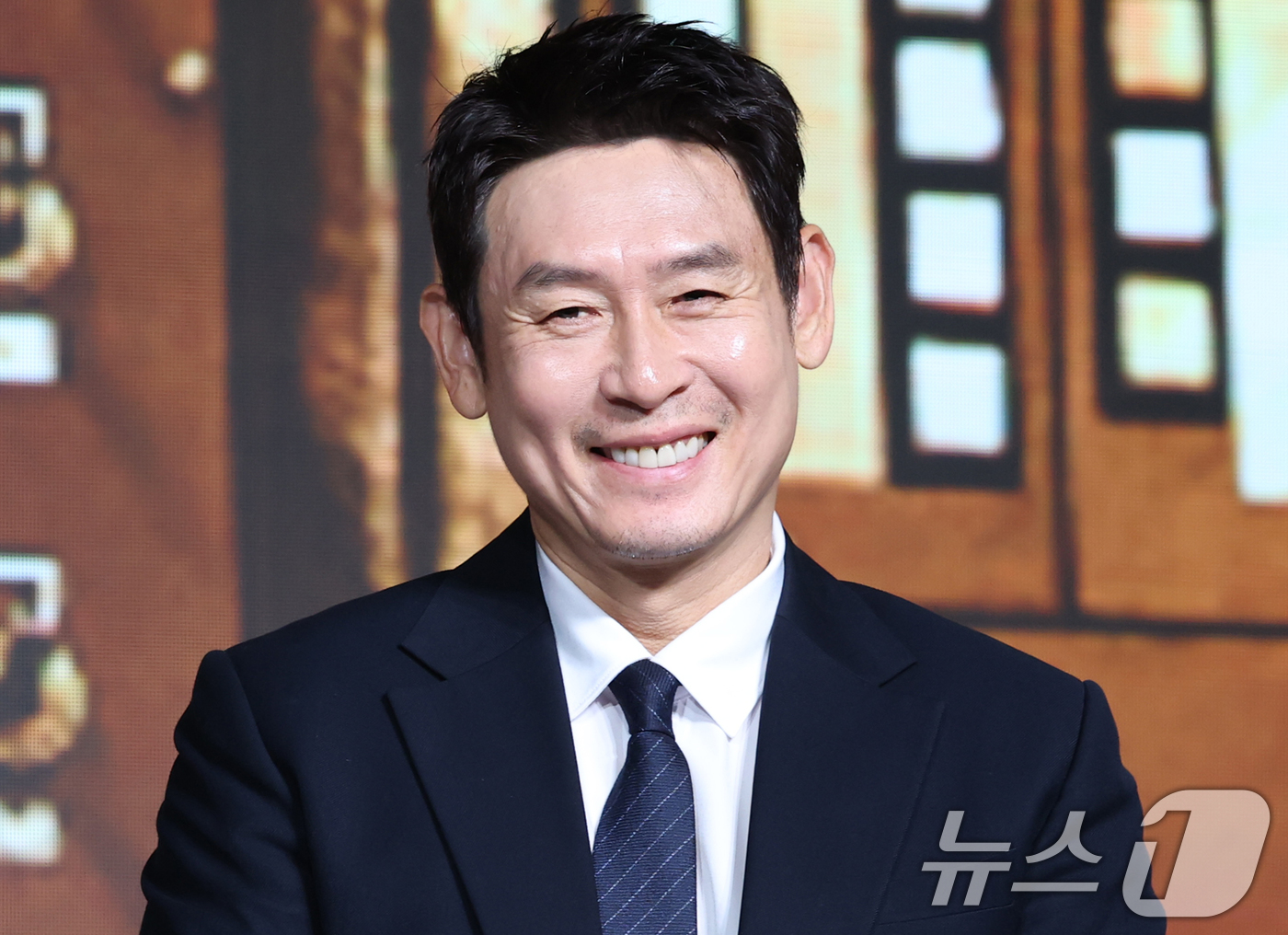 (서울=뉴스1) 권현진 기자 = 배우 설경구가 14일 JW 메리어트 동대문 스퀘어 서울에서 열린 넷플릭스 영화 ’굿뉴스’의 제작발표회에 참석해 미소를 짓고 있다.’굿뉴스’는 197 …