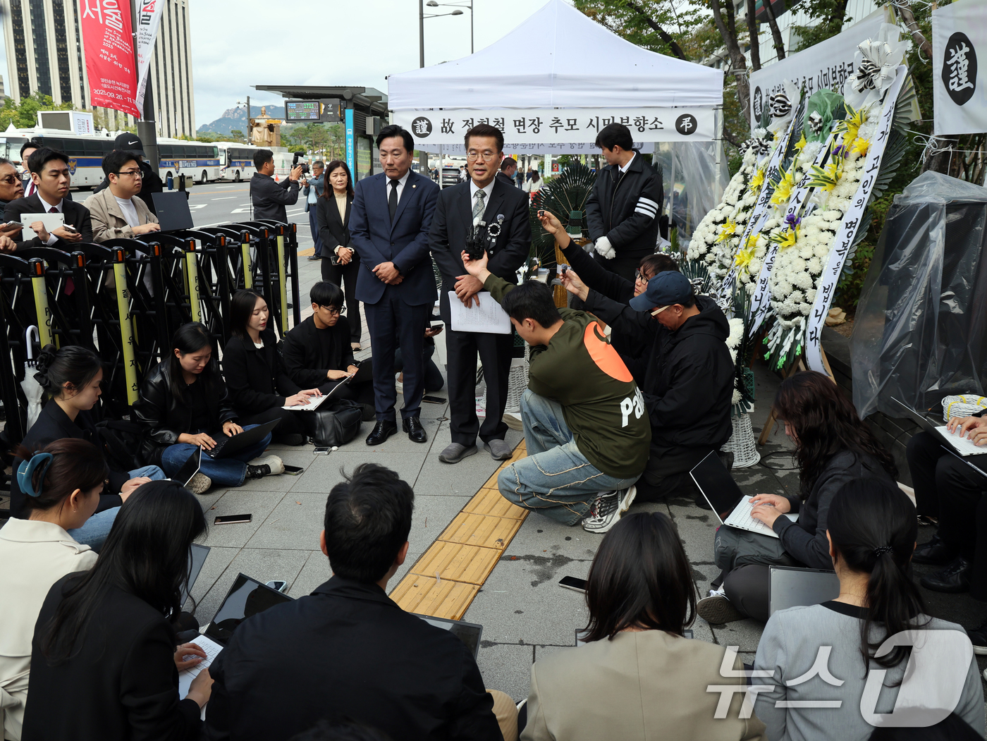 (서울=뉴스1) 황기선 기자 = 양평  공흥지구 개발 특혜 의혹으로 김건희 특검 수사를 받다가 숨진 경기 양평군 공무원 측 박경호 변호사가 14일 오전 서울 종로구 김건희 특검 사 …