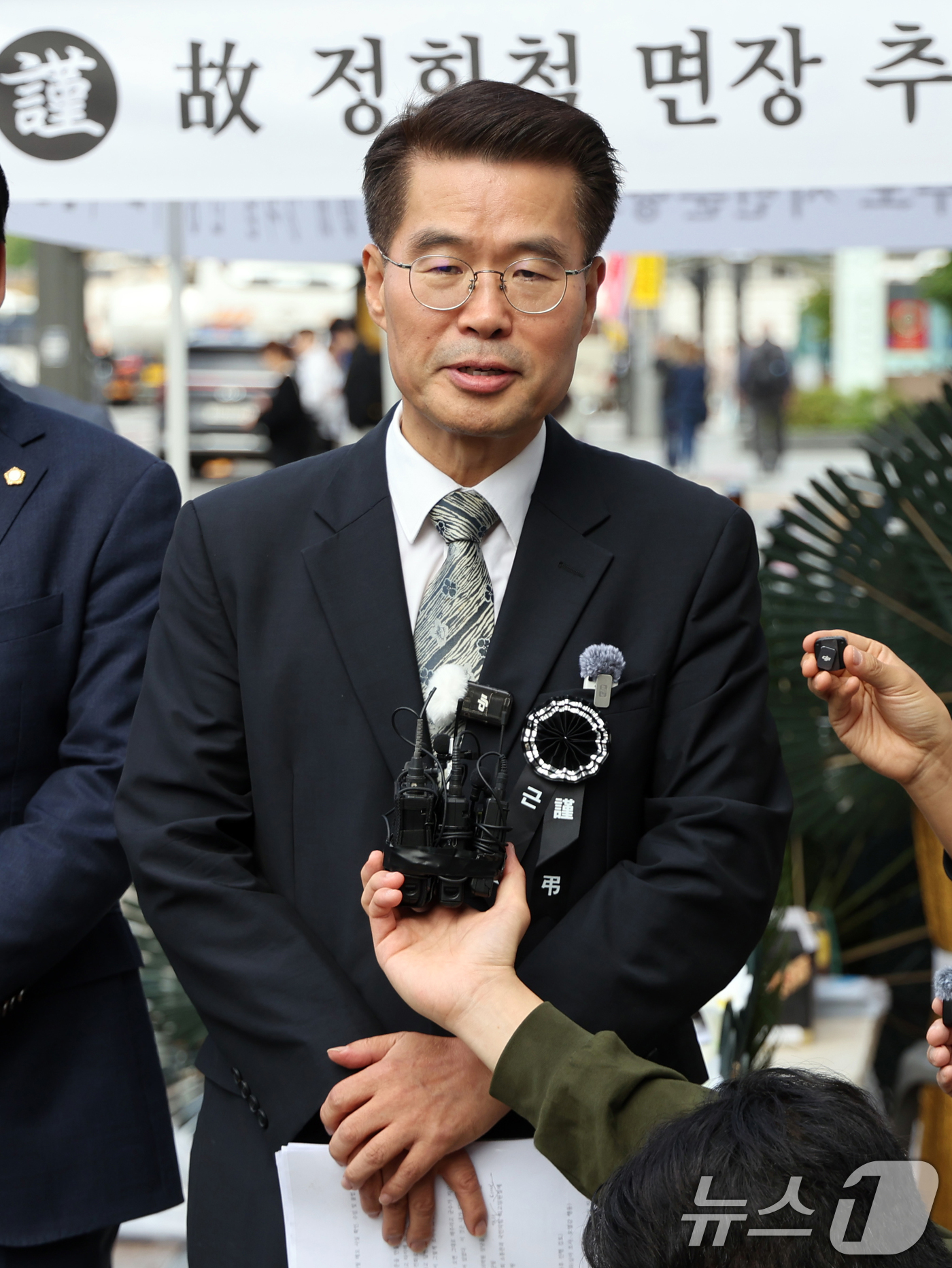 (서울=뉴스1) 황기선 기자 = 양평 공흥지구 개발 특혜 의혹으로 김건희 특검 수사를 받다가 숨진 경기 양평군 공무원 측 박경호 변호사가 14일 오전 서울 종로구 김건희 특검 사무 …