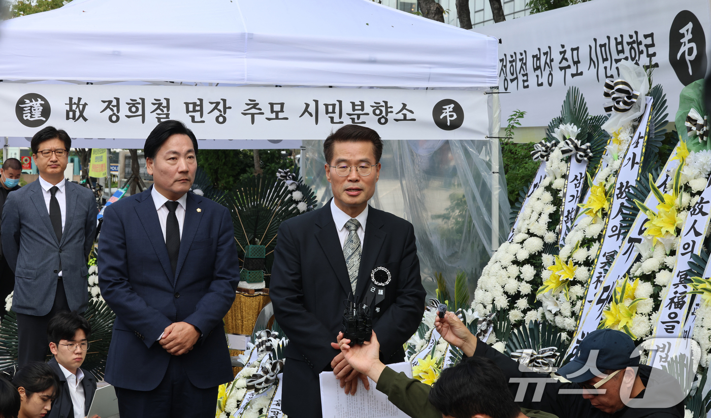 (서울=뉴스1) 황기선 기자 = 양평 공흥지구 개발 특혜 의혹으로 김건희 특검 수사를 받다가 숨진 경기 양평군 공무원 측 박경호 변호사가 14일 오전 서울 종로구 김건희 특검 사무 …