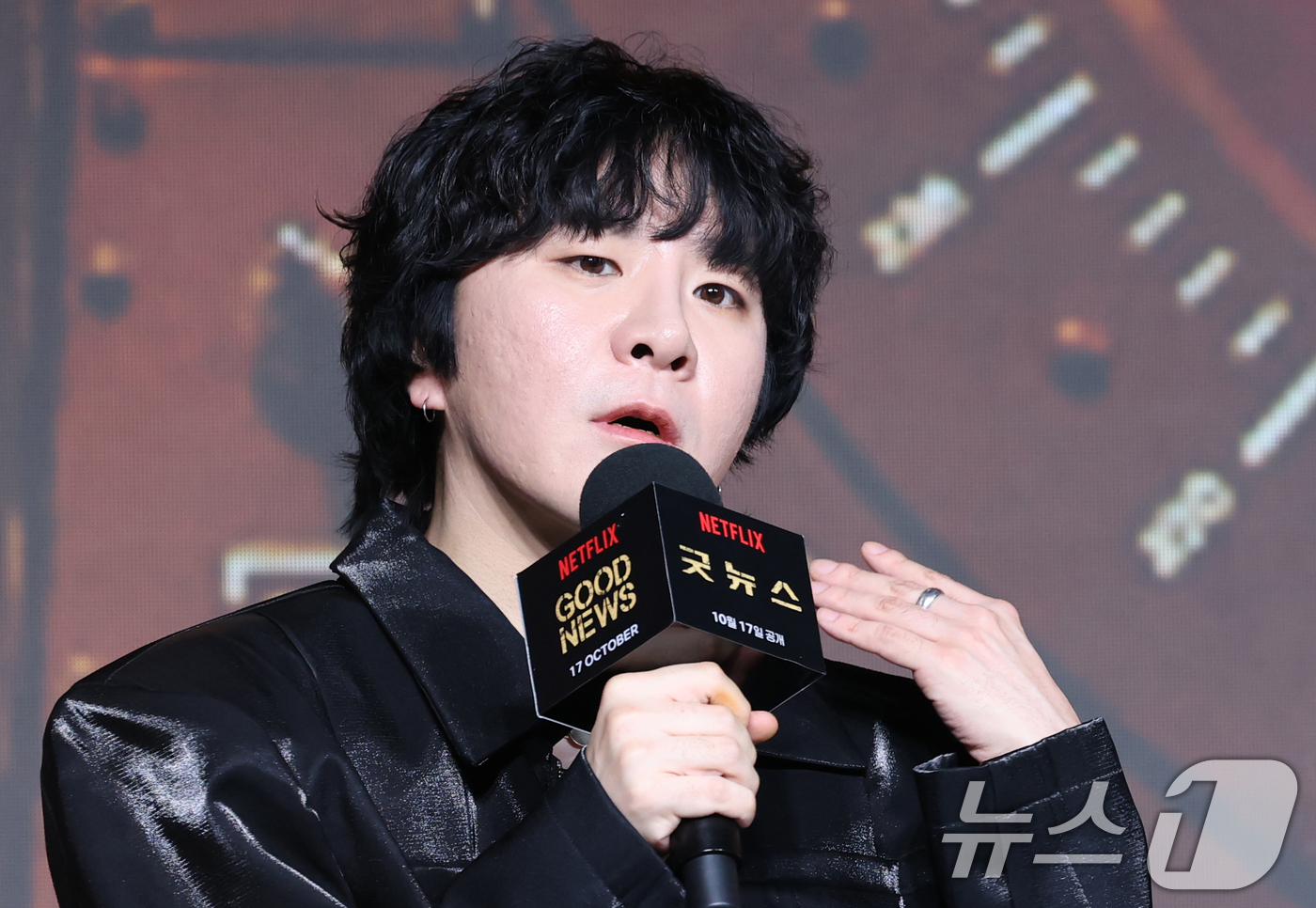 (서울=뉴스1) 권현진 기자 = 변성현 감독이 14일 JW 메리어트 동대문 스퀘어 서울에서 열린 넷플릭스 영화 ’굿뉴스’의 제작발표회에 참석해 취재진 질문에 답하고 있다.’굿뉴스’ …