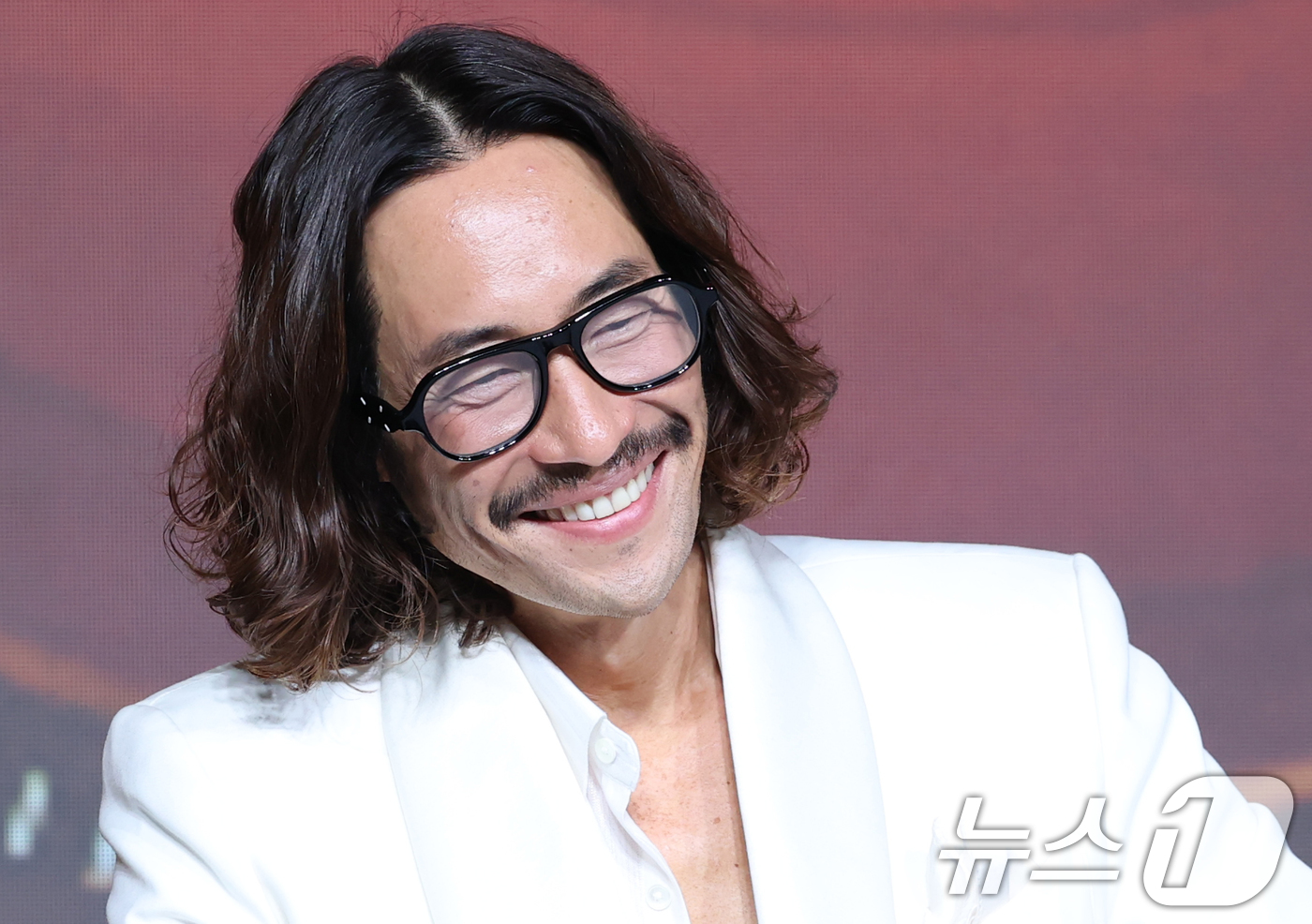 (서울=뉴스1) 권현진 기자 = 배우 류승범이 14일 JW 메리어트 동대문 스퀘어 서울에서 열린 넷플릭스 영화 ’굿뉴스’의 제작발표회에 참석해 미소를 짓고 있다.’굿뉴스’는 197 …