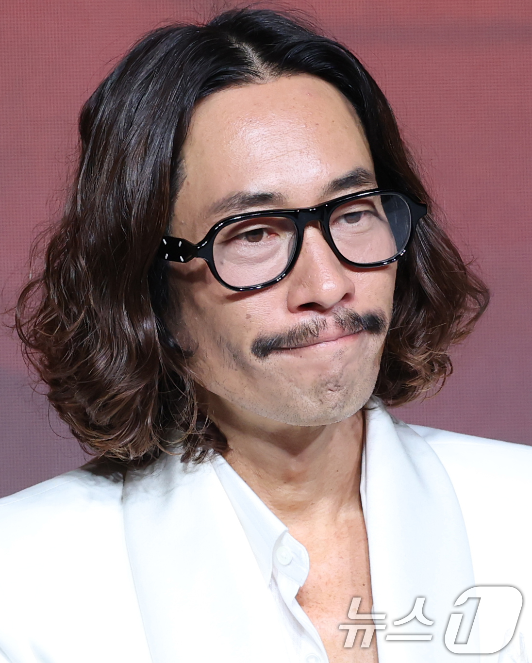 (서울=뉴스1) 권현진 기자 = 배우 류승범이 14일 JW 메리어트 동대문 스퀘어 서울에서 열린 넷플릭스 영화 ’굿뉴스’의 제작발표회에 참석해 포즈를 취하고 있다.’굿뉴스’는 19 …