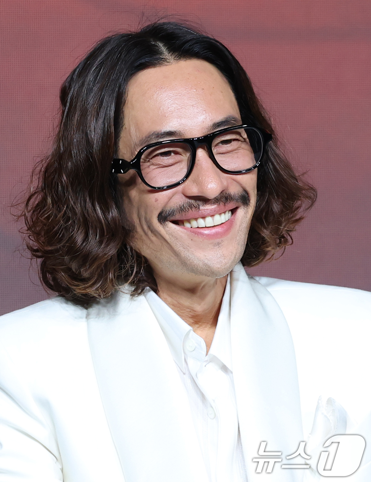 (서울=뉴스1) 권현진 기자 = 배우 류승범이 14일 JW 메리어트 동대문 스퀘어 서울에서 열린 넷플릭스 영화 ’굿뉴스’의 제작발표회에 참석해 미소를 짓고 있다.’굿뉴스’는 197 …