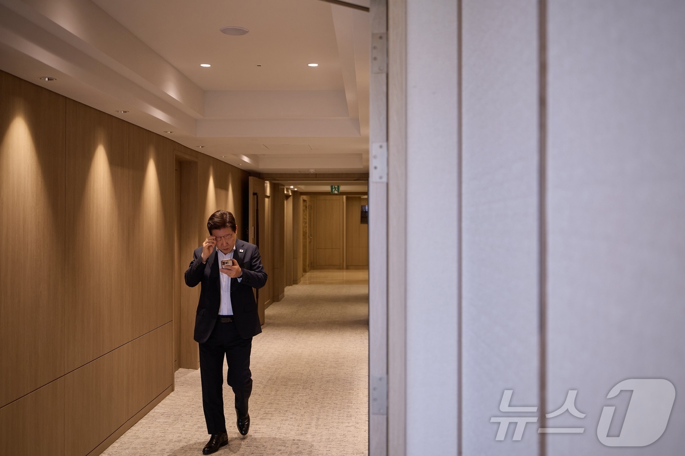 (서울=뉴스1) 이재명 기자 = 이재명 대통령이 지난 13일 서울 용산 대통령실 청사에서 김민석 국무총리와의 주례보고회동 장소로 이동하고 있다. (이재명 대통령 SNS. 재판매 및 …