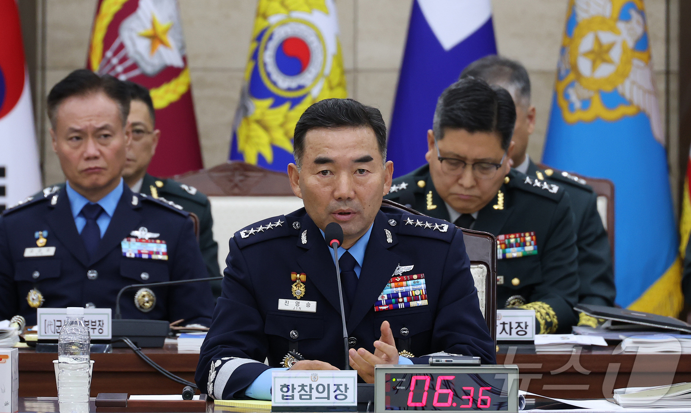 (서울=뉴스1) 국회사진기자단 = 진영승 합동참모본부 의장이 14일 오전 서울 용산구 합동참모본부에서 열린 2025년 국정감사에서 의원 질의에 답변하고 있다. 2025.10.14/ …