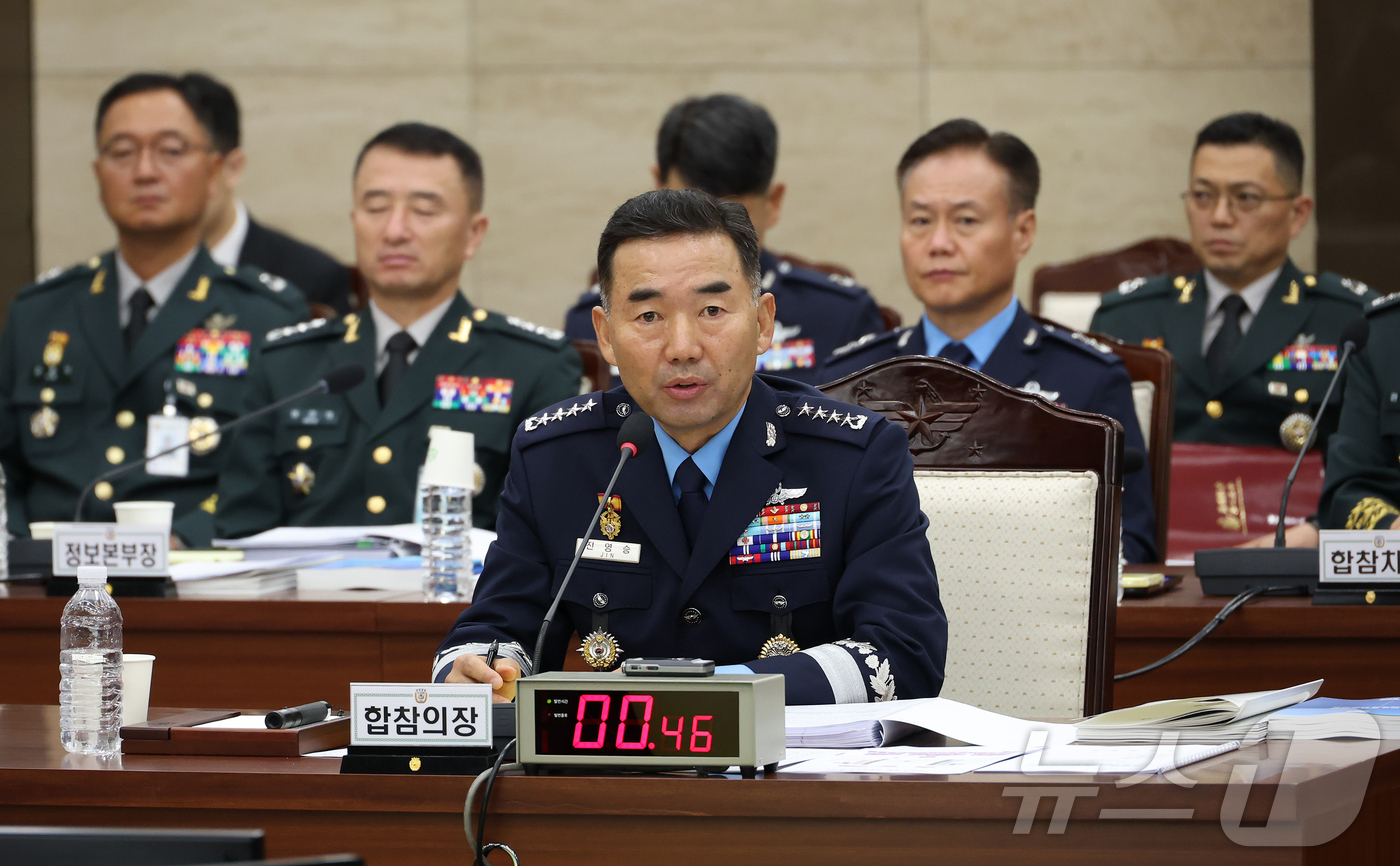 (서울=뉴스1) 국회사진기자단 = 진영승 합동참모본부 의장이 14일 오전 서울 용산구 합동참모본부에서 열린 2025년 국정감사에서 의원 질의에 답변하고 있다. 2025.10.14/ …