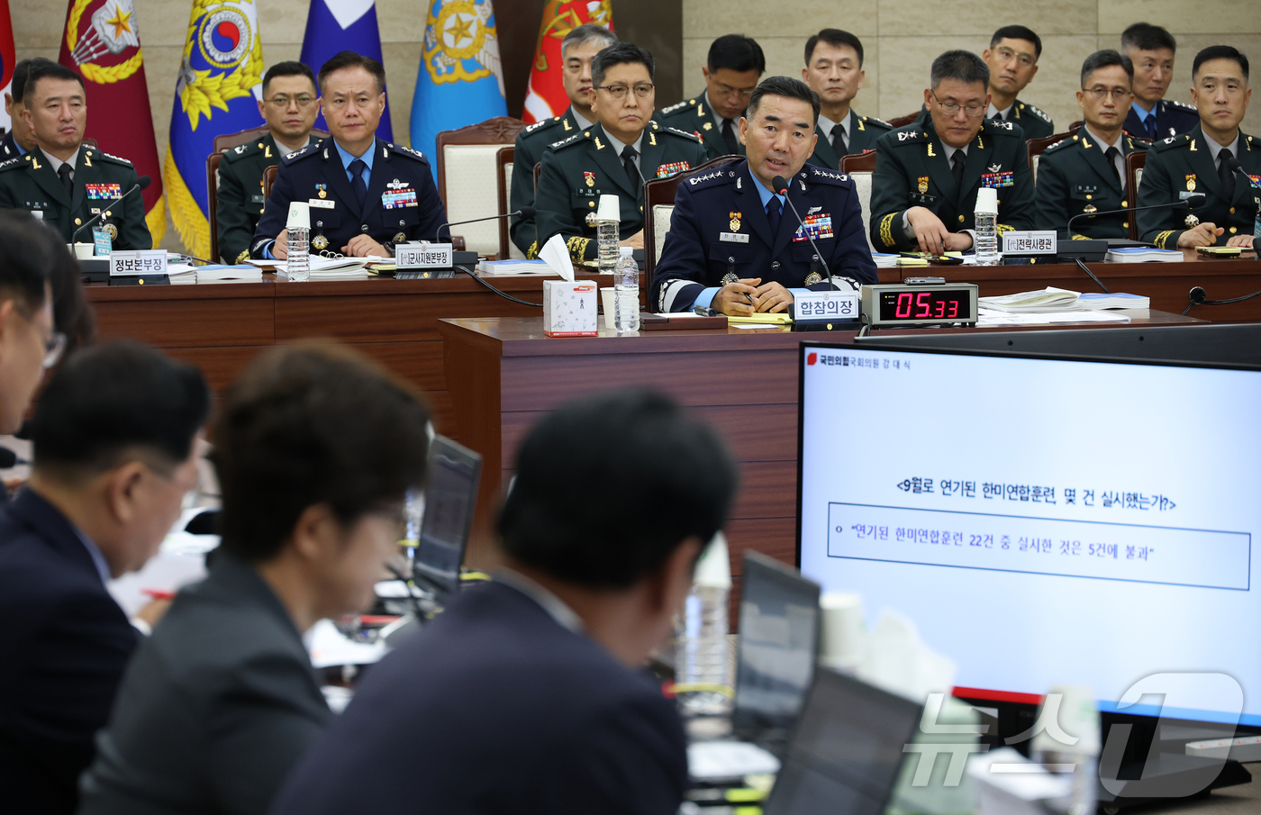 (서울=뉴스1) 국회사진기자단 = 진영승 합동참모본부 의장이 14일 오전 서울 용산구 합동참모본부에서 열린 2025년 국정감사에서 의원 질의에 답변하고 있다. 2025.10.14/ …