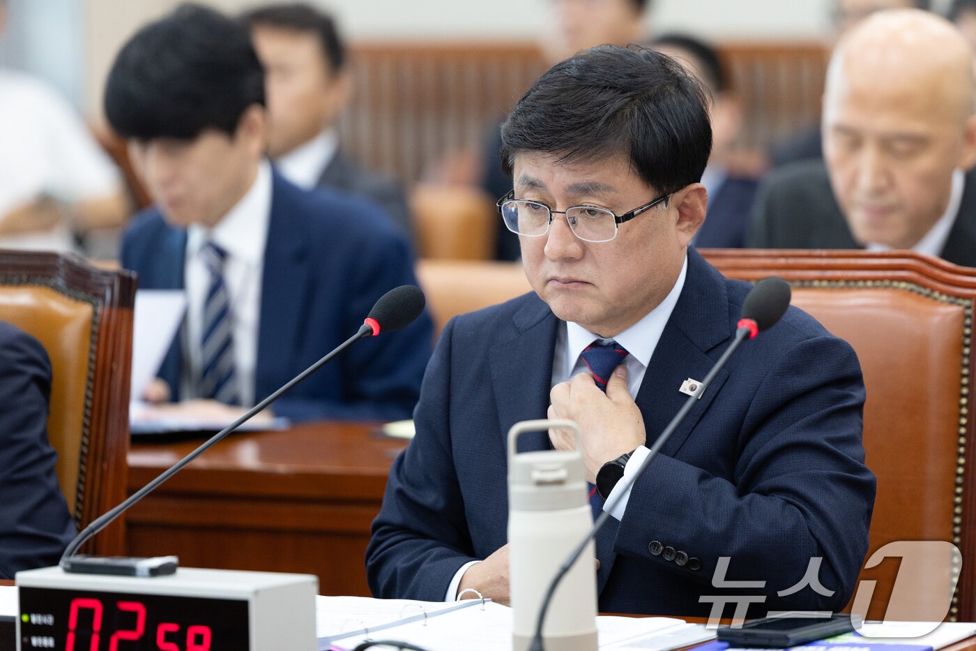 본문 이미지 - 김성환 기후에너지환경부 장관이 14일 서울 여의도 국회에서 열린 기후에너지환경노동위원회 기후에너지환경부 등에 대한 국정감사에 출석해 넥타이를 고쳐 매고 있다. 2025.10.14/뉴스1 ⓒ News1 이승배 기자