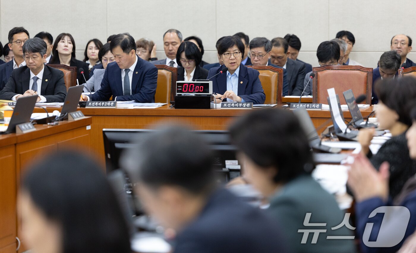 본문 이미지 - 정은경 보건복지부 장관이 14일 서울 여의도 국회에서 열린 보건복지위원회 보건복지부 등에 대한 국정감사에 출석해 의원 질의에 답변하고 있다. 2025.10.14/뉴스1 ⓒ News1 이승배 기자