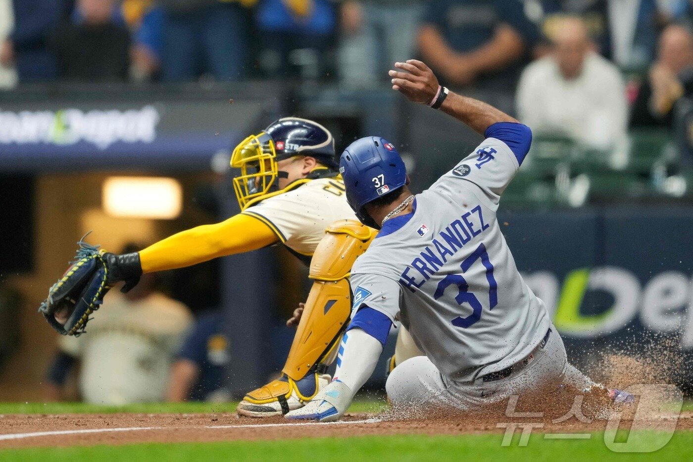 본문 이미지 - LA 다저스는 14일&#40;한국시간&#41; 열린 밀워키 브루어스와 2025 MLB 내셔널리그 챔피언십시리즈 1차전에서 4회초 주루 미스플레이로 결정적인 득점 기회를 놓쳤다. ⓒ AFP=뉴스1