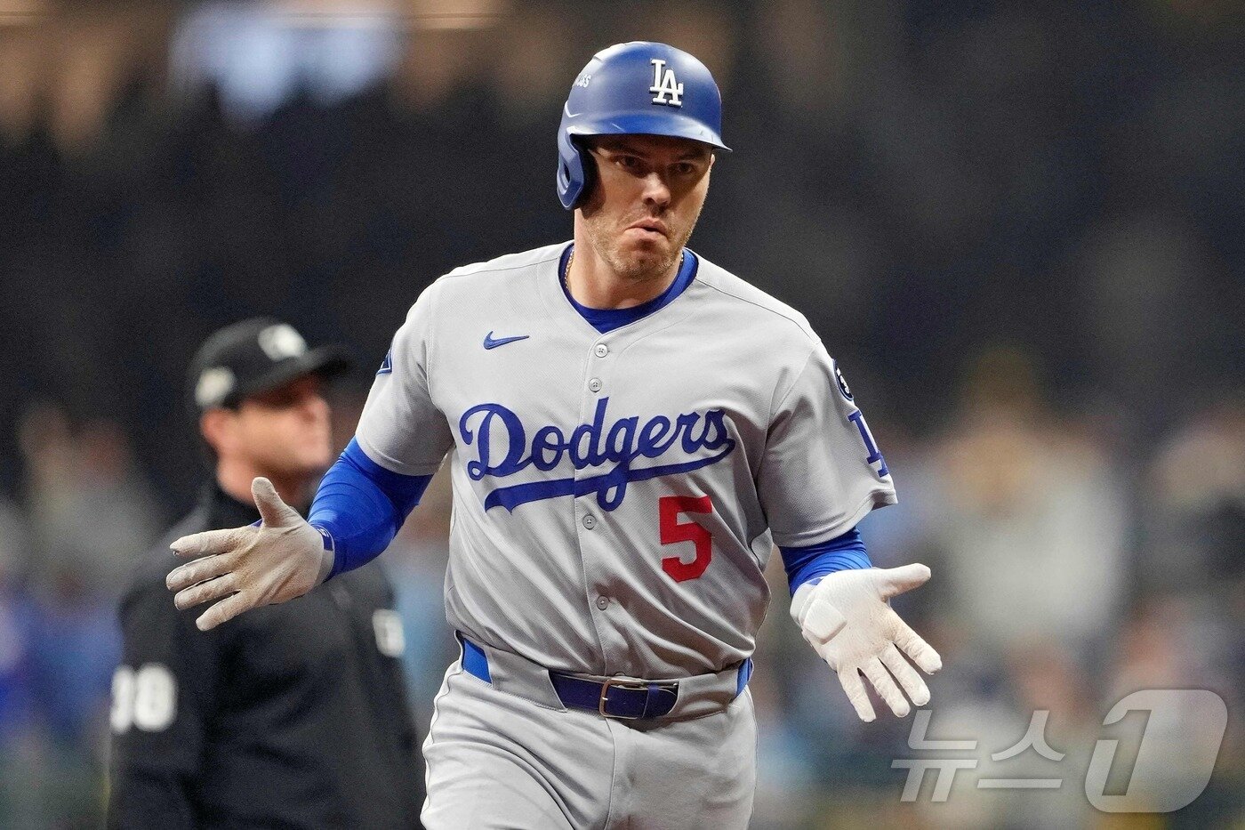 본문 이미지 - LA 다저스 프레디 프리먼이 14일&#40;한국시간&#41; 열린 밀워키 브루어스와 2025 MLB 내셔널리그 챔피언십시리즈 1차전에서 6회초 결승 솔로포를 터뜨린 뒤 기뻐하고 있다. ⓒ AFP=뉴스1