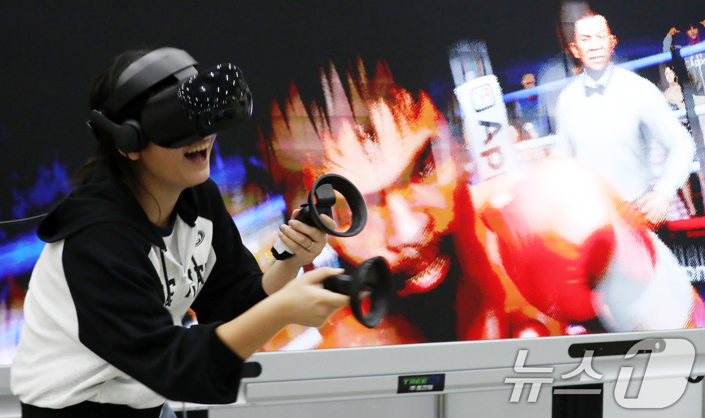 (부산=뉴스1) 윤일지 기자 = 14일 부산 해운대구 벡스코 제1전시장에서 열린 '2025 부산교육한마당'에서 학생들이 제106회 전국체육대회 성공 개최를 위해 마련된 부산교육 체 …