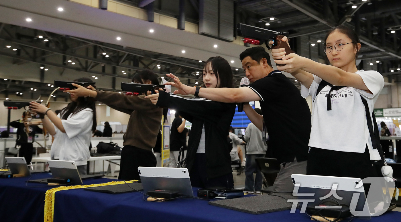 (부산=뉴스1) 윤일지 기자 = 14일 부산 해운대구 벡스코 제1전시장에서 열린 '2025 부산교육한마당'에서 학생들이 제106회 전국체육대회 성공 개최를 위해 마련된 부산교육 체 …