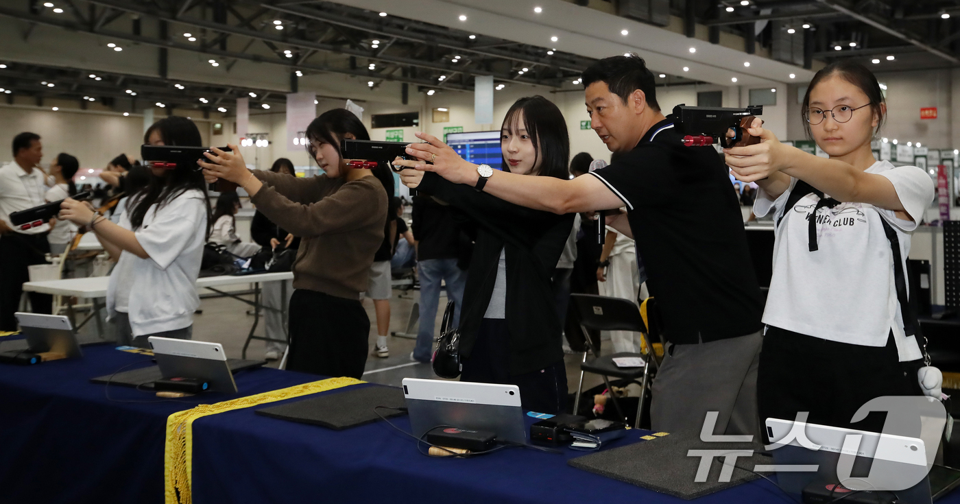 (부산=뉴스1) 윤일지 기자 = 14일 부산 해운대구 벡스코 제1전시장에서 열린 '2025 부산교육한마당'에서 학생들이 제106회 전국체육대회 성공 개최를 위해 마련된 부산교육 체 …