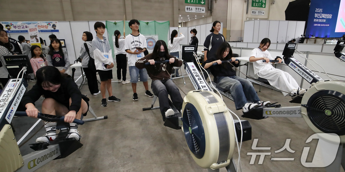(부산=뉴스1) 윤일지 기자 = 14일 부산 해운대구 벡스코 제1전시장에서 열린 '2025 부산교육한마당'에서 학생들이 제106회 전국체육대회 성공 개최를 위해 마련된 부산교육 체 …