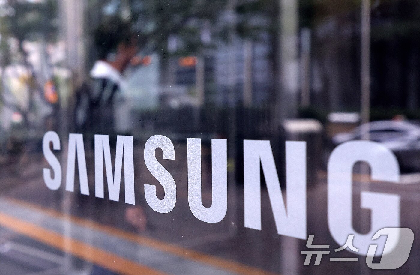 본문 이미지 - 14일 서울 서초구 삼성전자 서초사옥에서 직원들이 분주하게 움직이고 있다. 2025.10.14/뉴스1 ⓒ News1 박지혜 기자