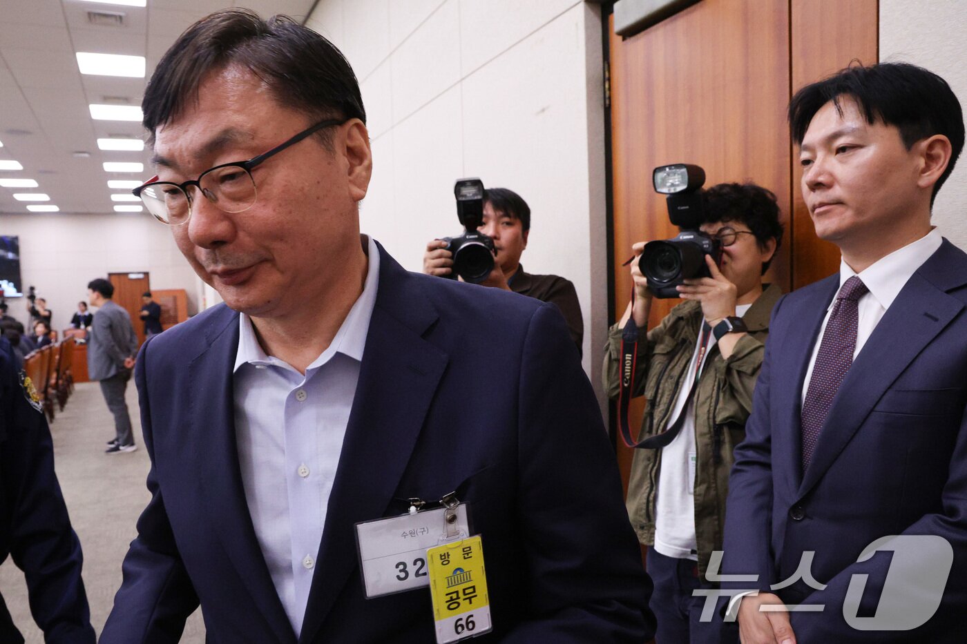 본문 이미지 - 이화영 전 경기도 평화부지사(왼쪽)가 14일 서울 여의도 국회 법제사법위원회에서 열린 법무부 등에 대한 국정감사에서 의원 질의를 마친 후 자신의 대북 송금 사건을 수사했던 박상용 법무연수원 교수를 지나치고 있다. 2025.10.14 ⓒ 뉴스1 신웅수 기자