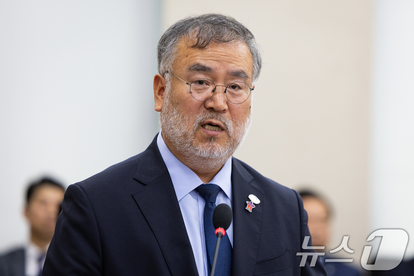 (서울=뉴스1) 유승관 기자 = 송기춘 10·29이태원참사 특별조사위원회 위원장이 14일 서울 여의도 국회에서 열린 행정안전위원회의 행정안전부 등에 대한 국정감사에서 인사말을 하고 …