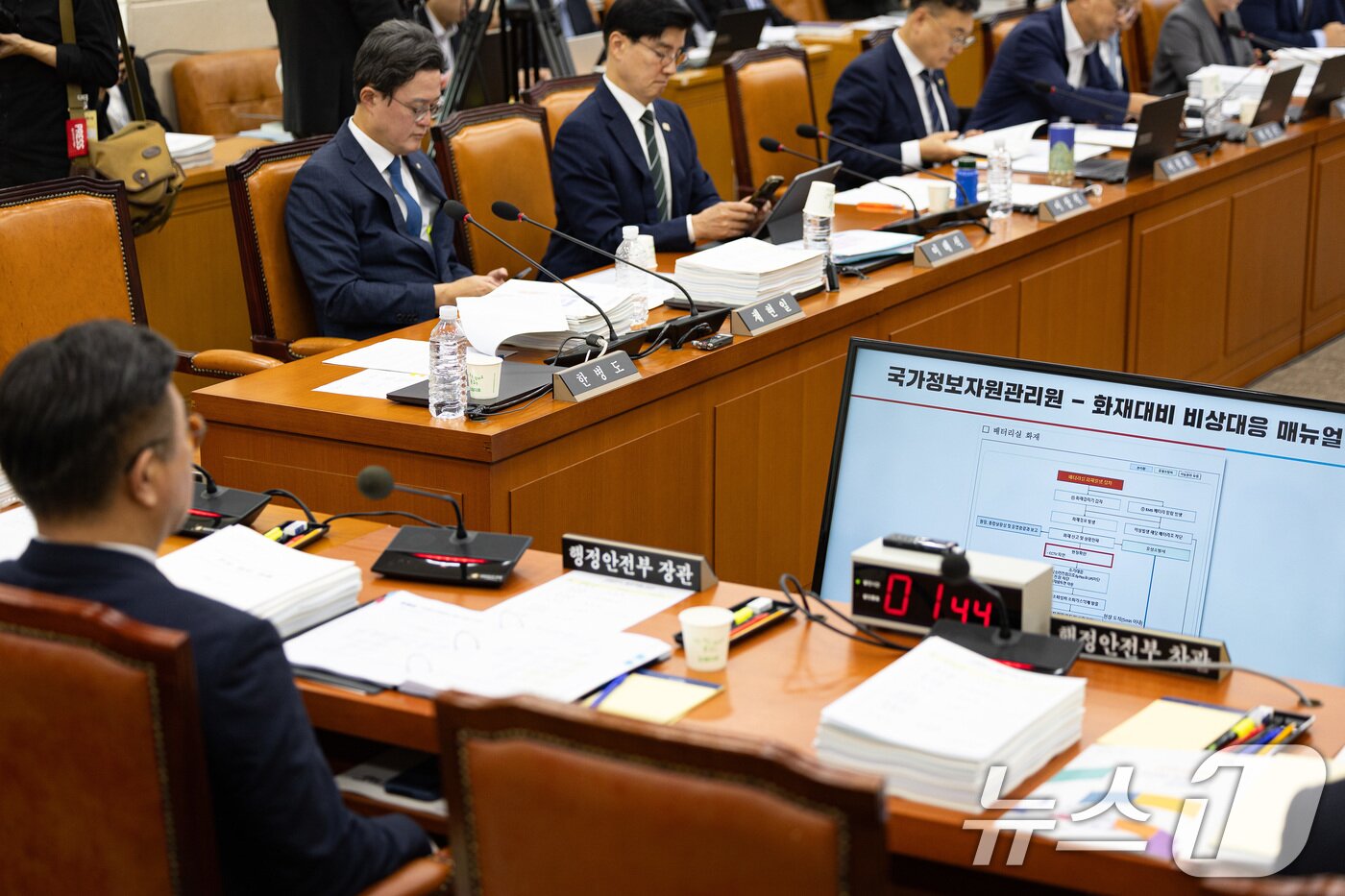 본문 이미지 - 윤호중 행정안전부 장관이 14일 서울 여의도 국회에서 열린 행정안전위원회의 행정안전부 등에 대한 국정감사에서 국가정보자원관리원 화재대응 매뉴얼 자료를 바라보고 있다. 2025.10.14/뉴스1 ⓒ News1 유승관 기자