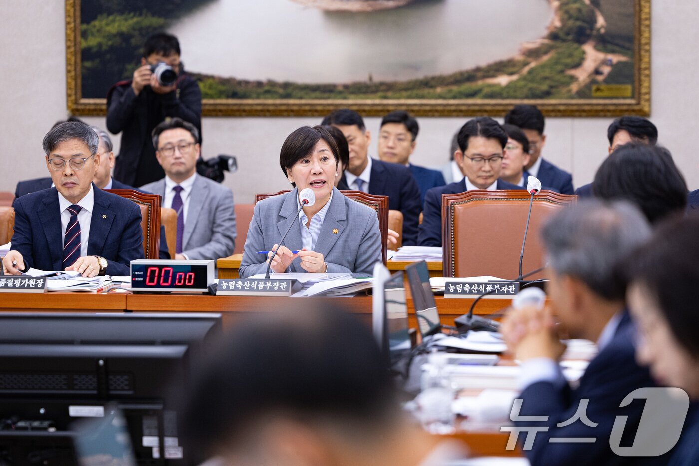 본문 이미지 - 송미령 농림축산식품부 장관이 14일 서울 여의도 국회에서 열린 농림축산식품해양수산위원회의 농림축산식품부 등에 대한 국정감사에서 의원 질의에 답하고 있다. 2025.10.14/뉴스1 ⓒ News1 유승관 기자