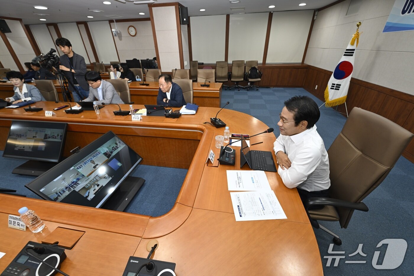 본문 이미지 - 14일 '어르신 행복공간 스마트경로당 구축사업' 중간보고회를 주재한 최경식 남원시장이 화상으로 연결된 관내 경로당 이용 어르신들과 대화를 나누고 있다.(남원시 제공. 재판매 및 DB금지)/뉴스1