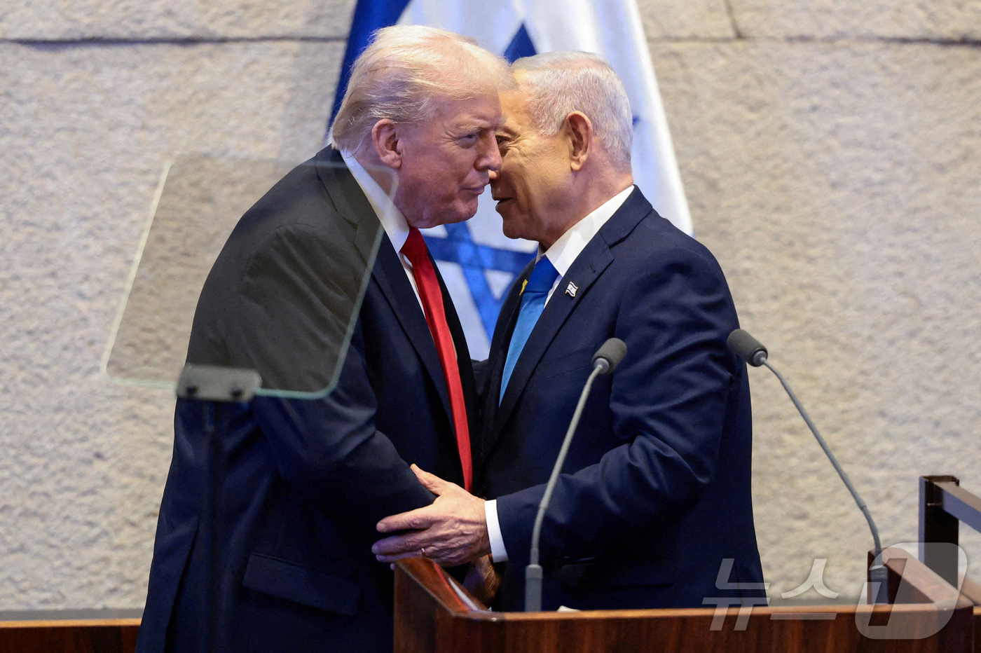 (예루살렘 로이터=뉴스1) 권영미 기자 = 13일(현지시간) 도널드 트럼프 미국 대통령과 베냐민 네타냐후 이스라엘 총리가 트럼프 대통령의 연설이 예정된 크네세트(이스라엘 의회)에서 …