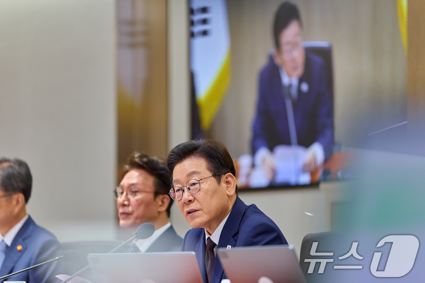 (서울=뉴스1) 허경 기자 = 이재명 대통령이 14일 서울 용산 대통령실 청사에서 열린 국무회의에서 발언하고 있다. (대통령실 제공. 재판매 및 DB 금지) 2025.10.14/뉴 …