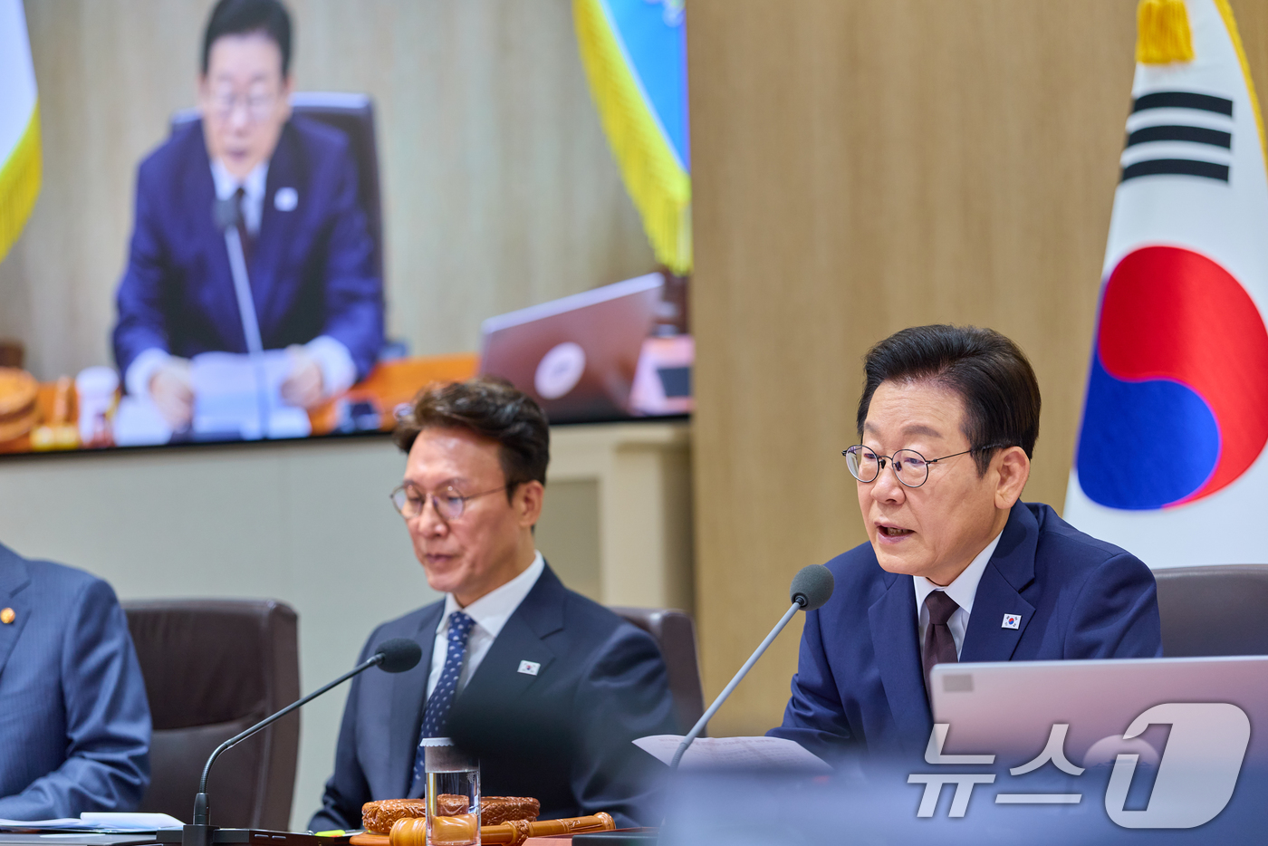 (서울=뉴스1) 허경 기자 = 이재명 대통령이 14일 서울 용산 대통령실 청사에서 열린 국무회의에서 발언하고 있다. (대통령실 제공. 재판매 및 DB 금지) 2025.10.14/뉴 …