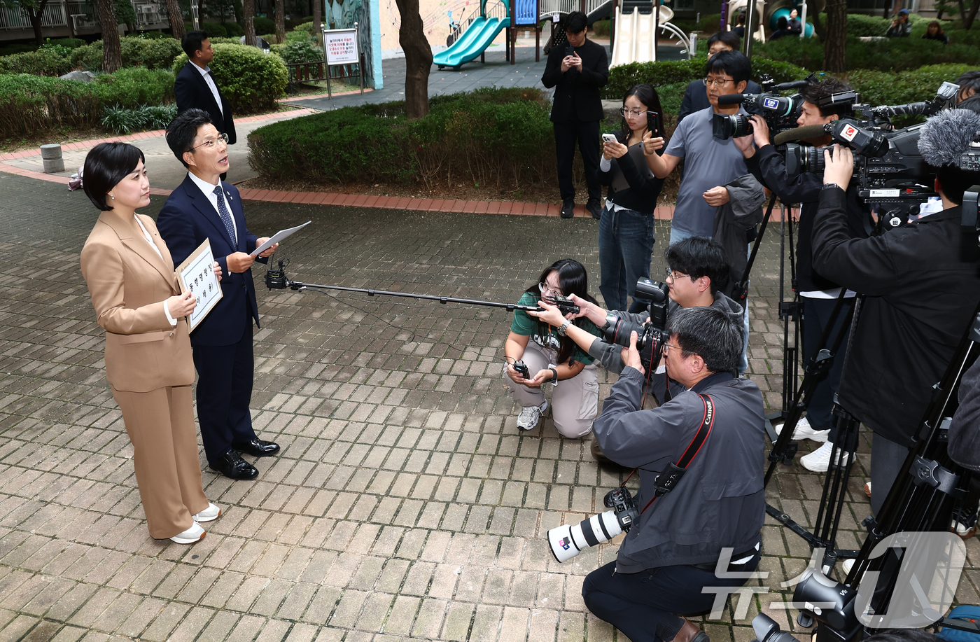 (서울=뉴스1) 김민지 기자 = 더불어민주당 정을호, 백승아 의원이 14일 오후 이배용 전 국가교육위원장 자택인 서울 마포구 한 아파트에서 국회 교육위원회 증인인 이 전 국교위원장 …