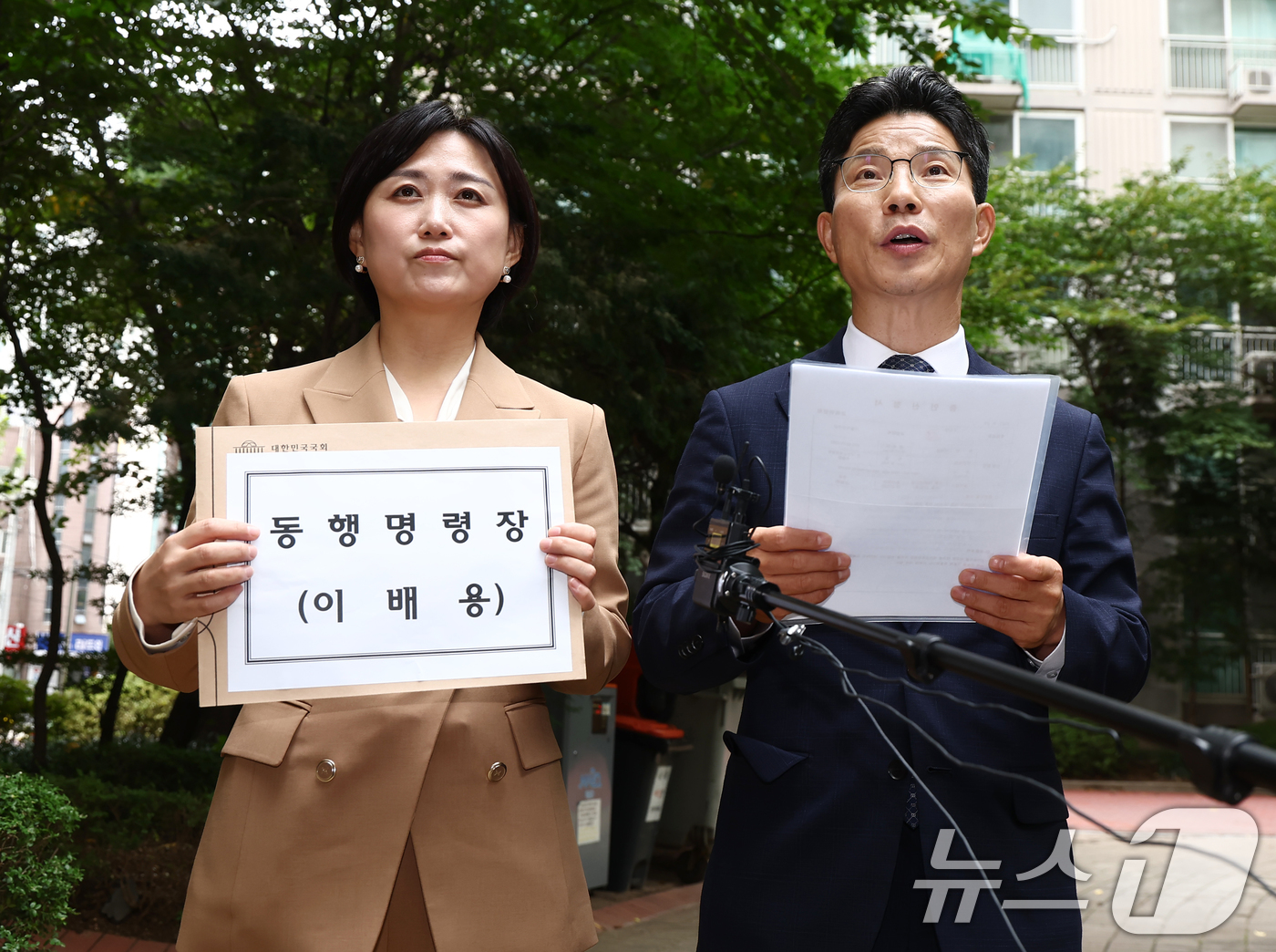 (서울=뉴스1) 김민지 기자 = 더불어민주당 정을호(오른쪽), 백승아 의원이 14일 오후 이배용 전 국가교육위원장 자택인 서울 마포구 한 아파트에서 국회 교육위원회 증인인 이 전 …