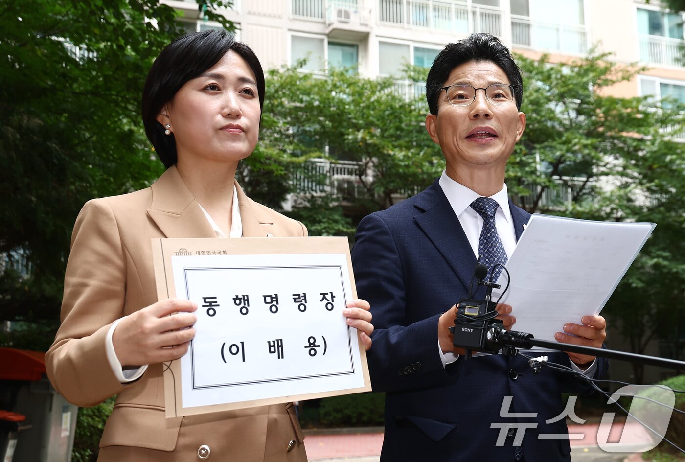 본문 이미지 - 더불어민주당 정을호&#40;오른쪽&#41;, 백승아 의원이 14일 오후 이배용 전 국가교육위원장 자택인 서울 마포구 한 아파트에서 국회 교육위원회 증인인 이 전 국교위원장에 대한 동행명령장을 집행하기에 앞서 브리핑을 하고 있다. 2025.10.14/뉴스1 ⓒ News1 김민지 기자