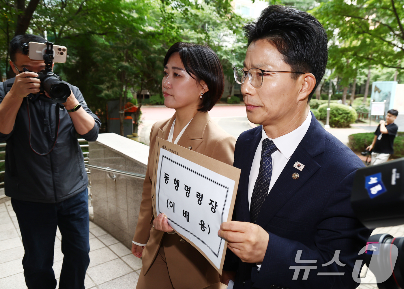 (서울=뉴스1) 김민지 기자 = 더불어민주당 정을호(오른쪽), 백승아 의원이 14일 오후 이배용 전 국가교육위원장 자택인 서울 마포구 한 아파트에서 국회 교육위원회 증인인 이 전 …