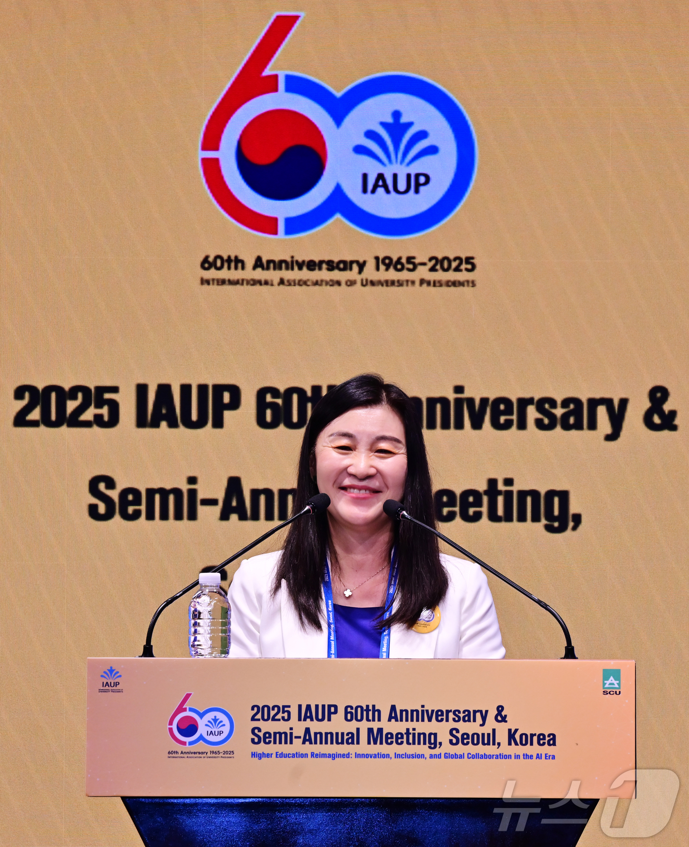 (서울=뉴스1) = 14일 서울 중구 웨스틴 조선호텔에서 열린 세계대학총장협회 창립60주년 기념 국제세미나에서 행사를 주최한 서울사이버대 이은주 총장이 환영사를 하고 있다. (서울 …