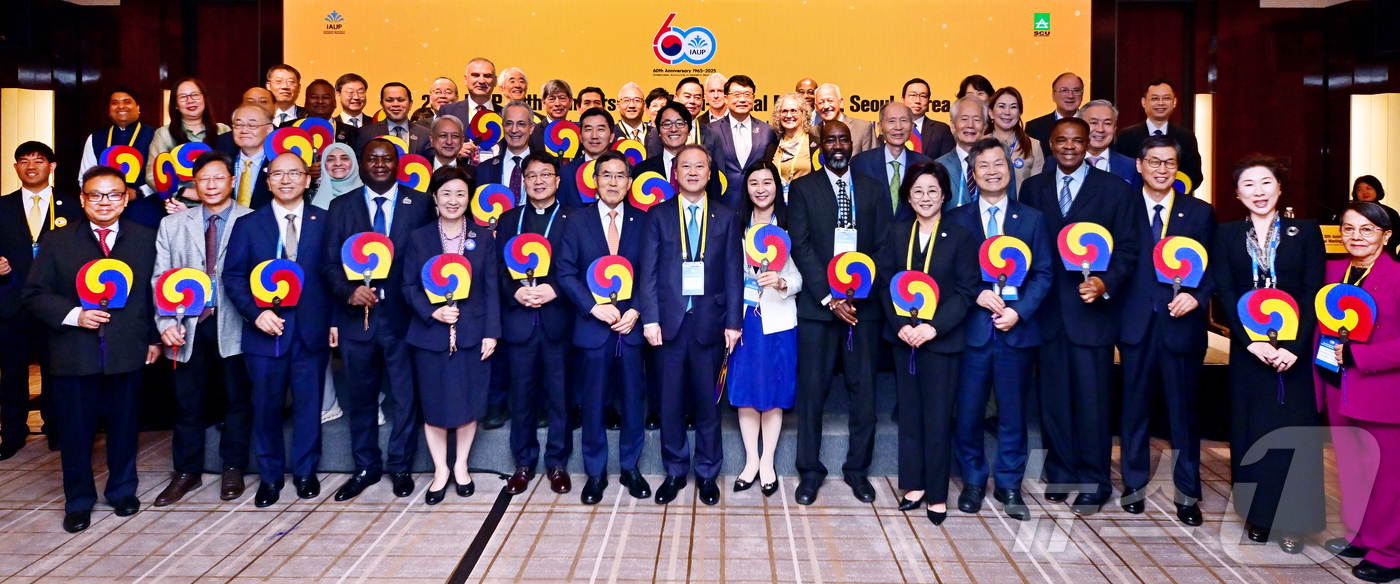 (서울=뉴스1) = 14일 서울 중구 웨스틴 조선호텔에서 열린 세계대학총장협회 창립60주년 기념 국제세미나에서 숀 첸 IAUP 회장, 레온 가르시아 전임 회장, 샌버나디노 모랄레스 …