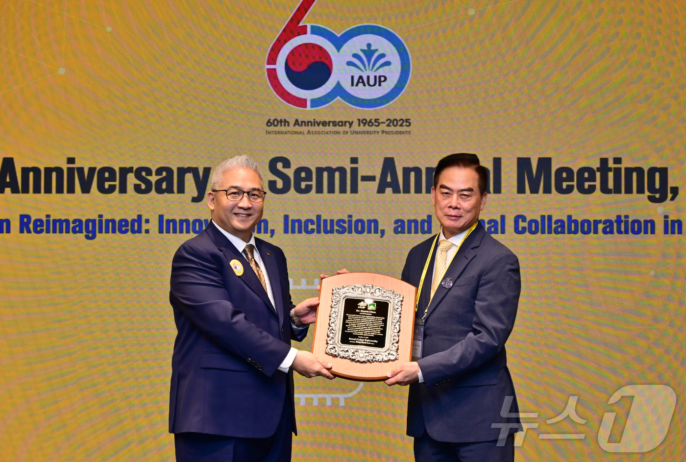 (서울=뉴스1) = 14일 서울 중구 웨스틴 조선호텔에서 열린 세계대학총장협회 창립60주년 기념 국제세미나에서 행사를 주최한 서울사이버대 이상균 이사장(왼쪽)과 숀 첸 IAUP 회 …